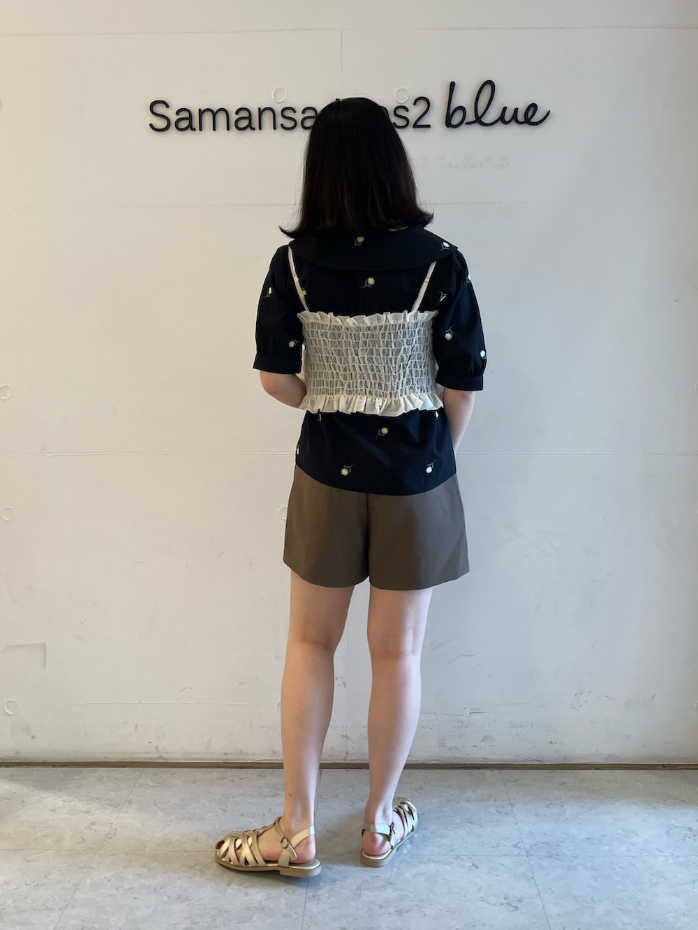 ホワイト系のシャツ/ブラウス、ブラック系のシャツ/ブラウス、ブラウン系のその他パンツを着用したレディースの夏コーディネートの3枚目の写真
