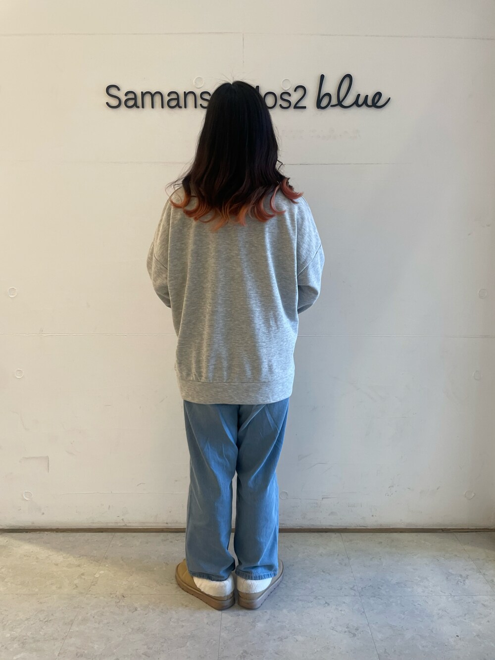 「Samansa Mos2 blue、春コーデ、スウェット、グレー、デニムパンツ、デニム」｜「Samansa Mos2 blueの【ECO DENIM】ウエストフリルパンツ（その他パンツ、ブルー系）」を使った、wakaさん（レディース・158cm）の春コーディネートの3枚目の写真