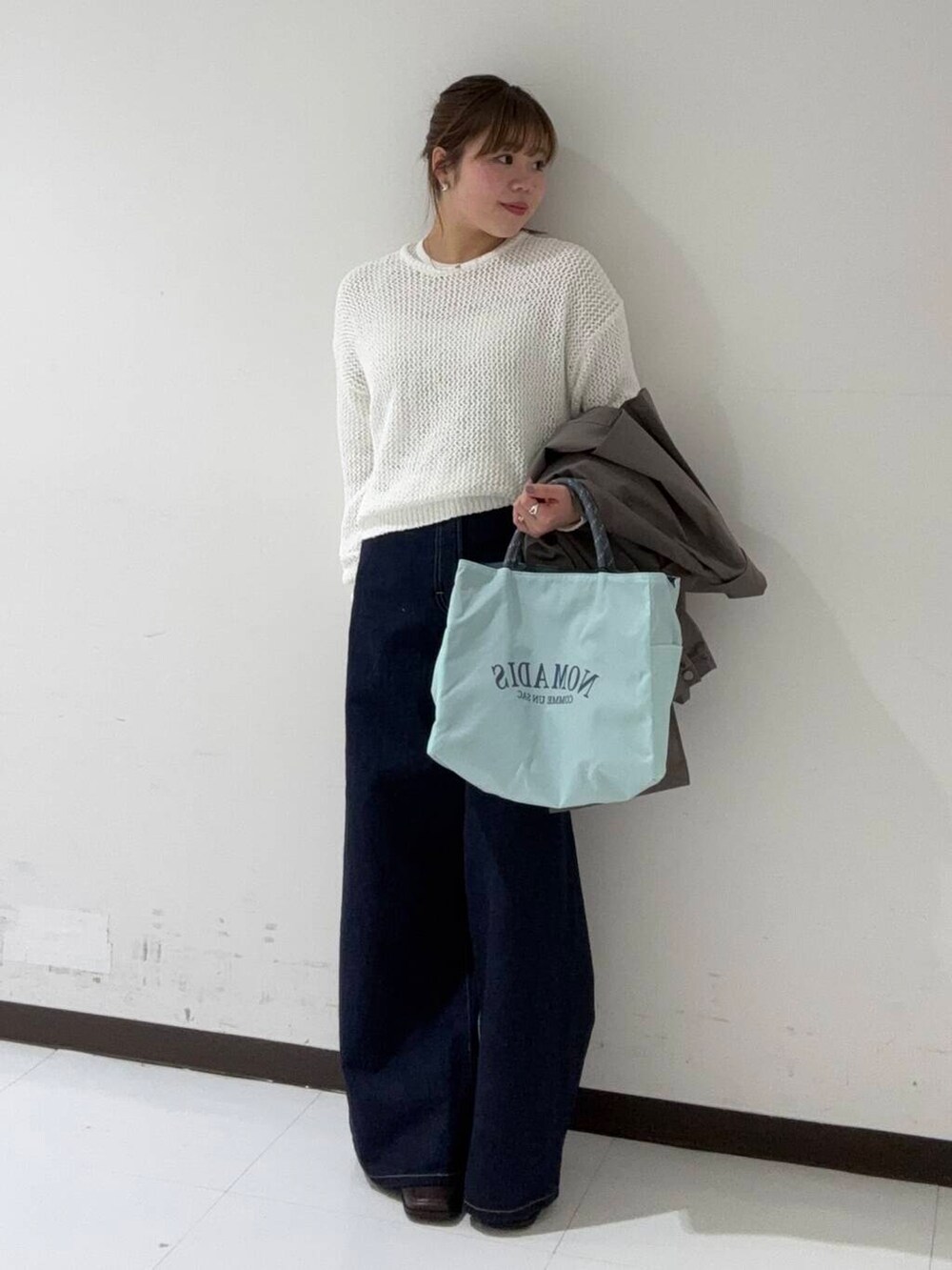 「アーバンリサーチ、lee、デニム、カジュアル、デートコーデ、アウター、URBANRESEARCH、トレンチコート、レイヤード、春服、低身長コーデ、ur、nomadis、バギーパンツ、ミドルコート」|「URBAN RESEARCHのnew basic ミドル丈トレンチテントコート(トレンチコート、ブラウン系)」を使った、3soa17さん(レディース・152cm)の春コーディネートの2枚目の写真