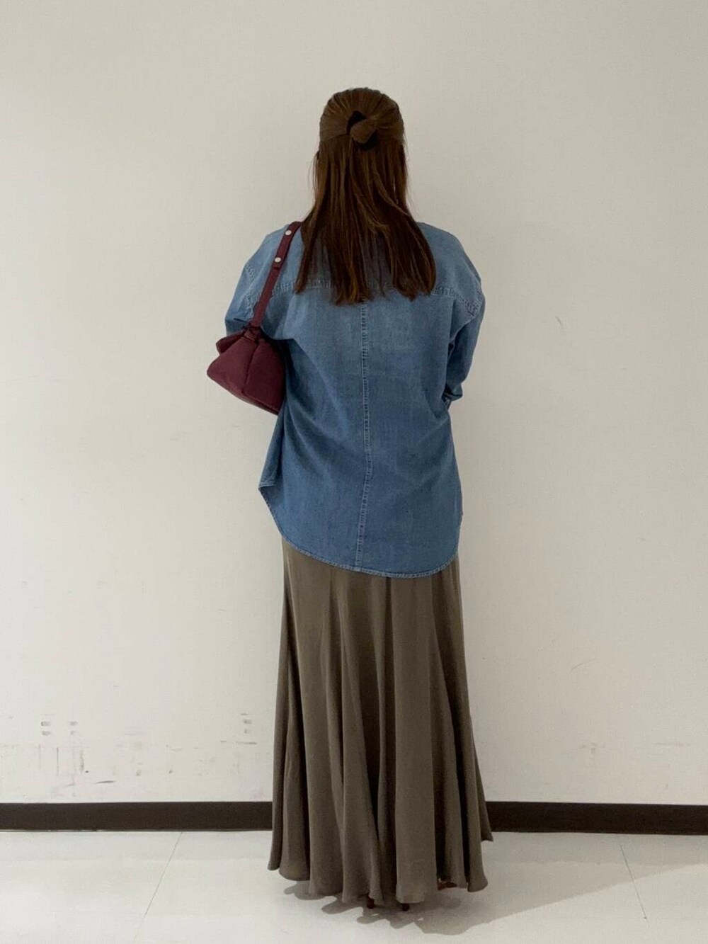 グリーン系のスカート、レッド系のサンダル、ブルー系のTシャツ/カットソーを着用したレディースの夏コーディネートの3枚目の写真