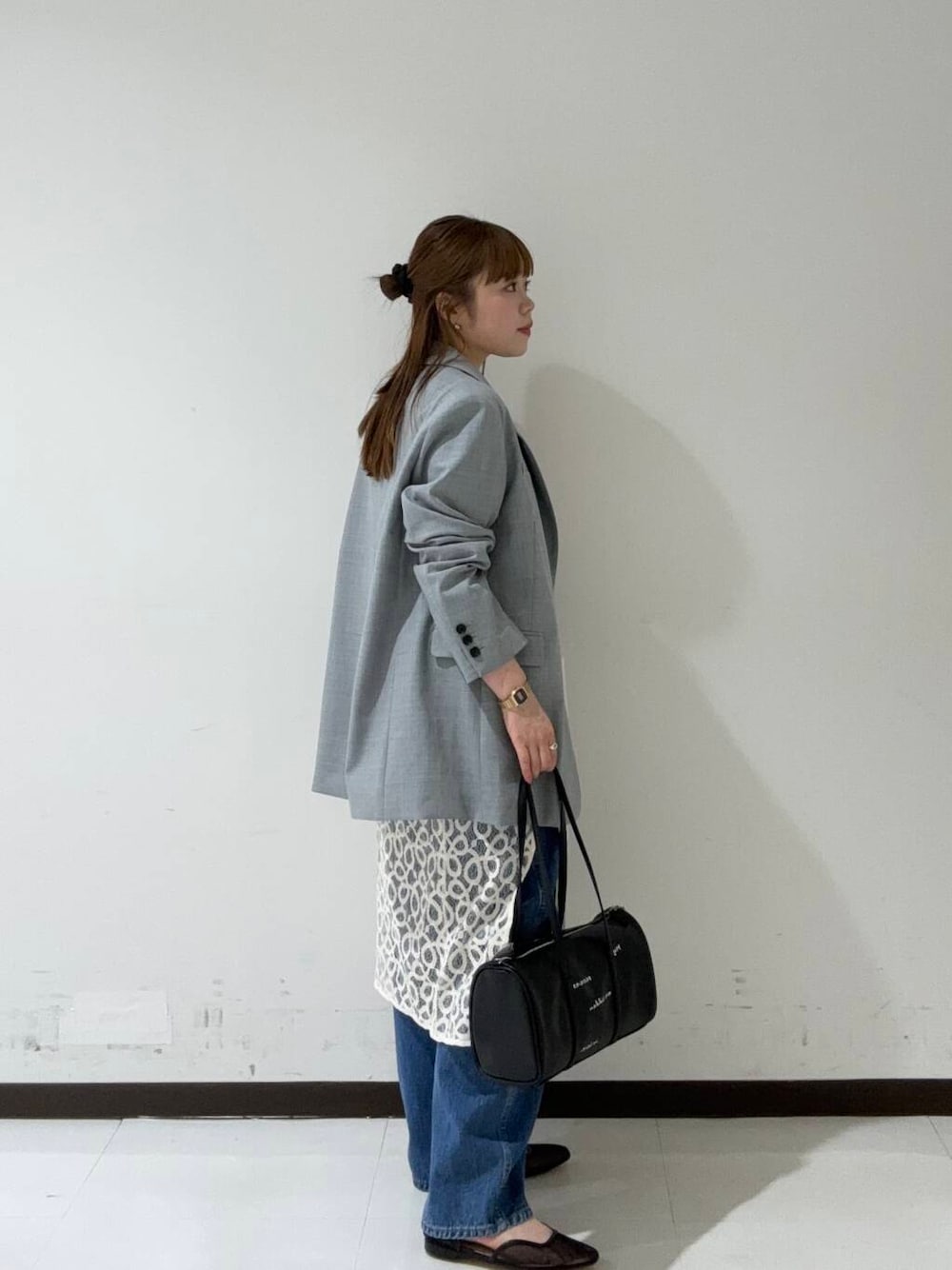 ブルー系のデニムパンツ、ピンク系のTシャツ/カットソー、グレー系のその他アウターを着用したレディースの夏コーディネートの2枚目の写真