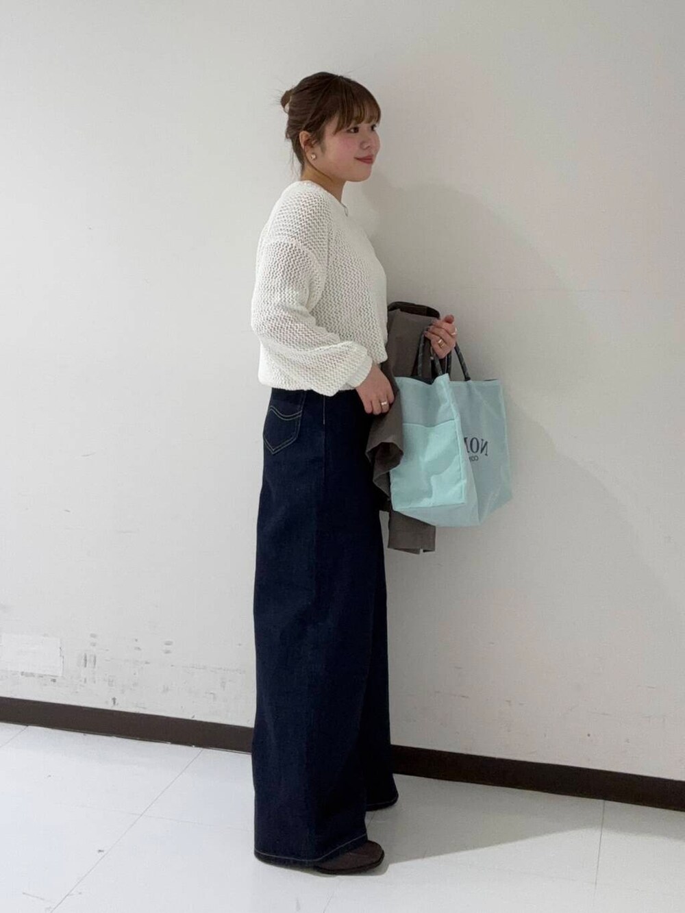 「アーバンリサーチ、lee、デニム、カジュアル、デートコーデ、アウター、URBANRESEARCH、トレンチコート、レイヤード、春服、低身長コーデ、ur、nomadis、バギーパンツ、ミドルコート」|「URBAN RESEARCHのnew basic ミドル丈トレンチテントコート(トレンチコート、ブラウン系)」を使った、3soa17さん(レディース・152cm)の春コーディネートの3枚目の写真