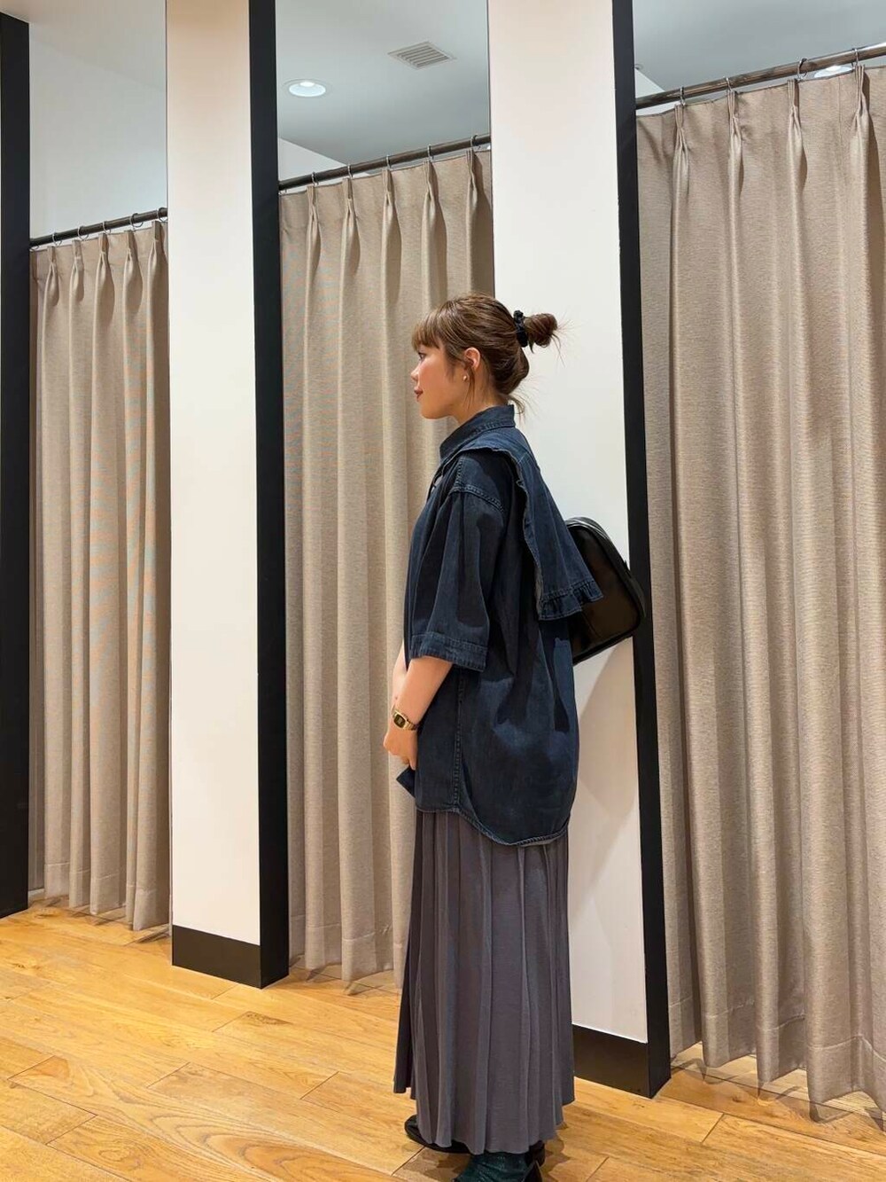 ブラック系のローファー、ブラック系のシャツ/ブラウス、グレー系のスカートを着用したレディースの夏コーディネートの2枚目の写真