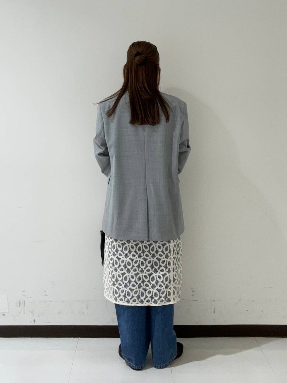 ブルー系のデニムパンツ、ピンク系のTシャツ/カットソー、グレー系のその他アウターを着用したレディースの夏コーディネートの3枚目の写真