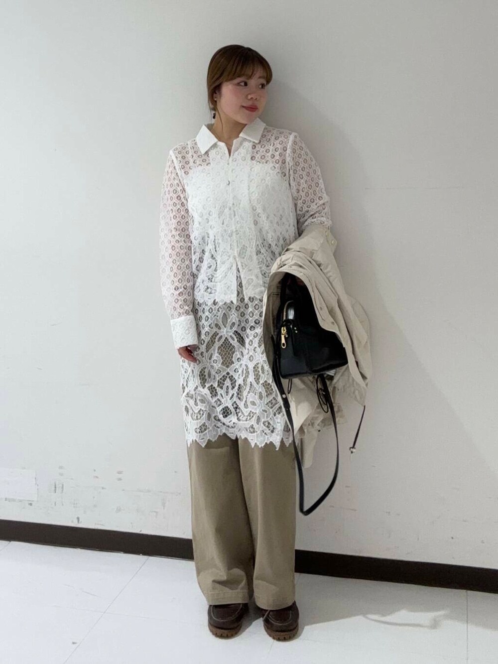 「アーバンリサーチ、カジュアル、アウター、チノパンツ、URBANRESEARCH、レイヤード、ブルゾン、レース、春服、低身長コーデ、ur、capehorn、春色コーデ、骨格ストレート、イエベ春」｜「URBAN RESEARCHのnew basic　タックワイドチノパンツ（その他パンツ、ベージュ系）」を使った、3soa17さん（レディース・152cm）の春コーディネートの2枚目の写真