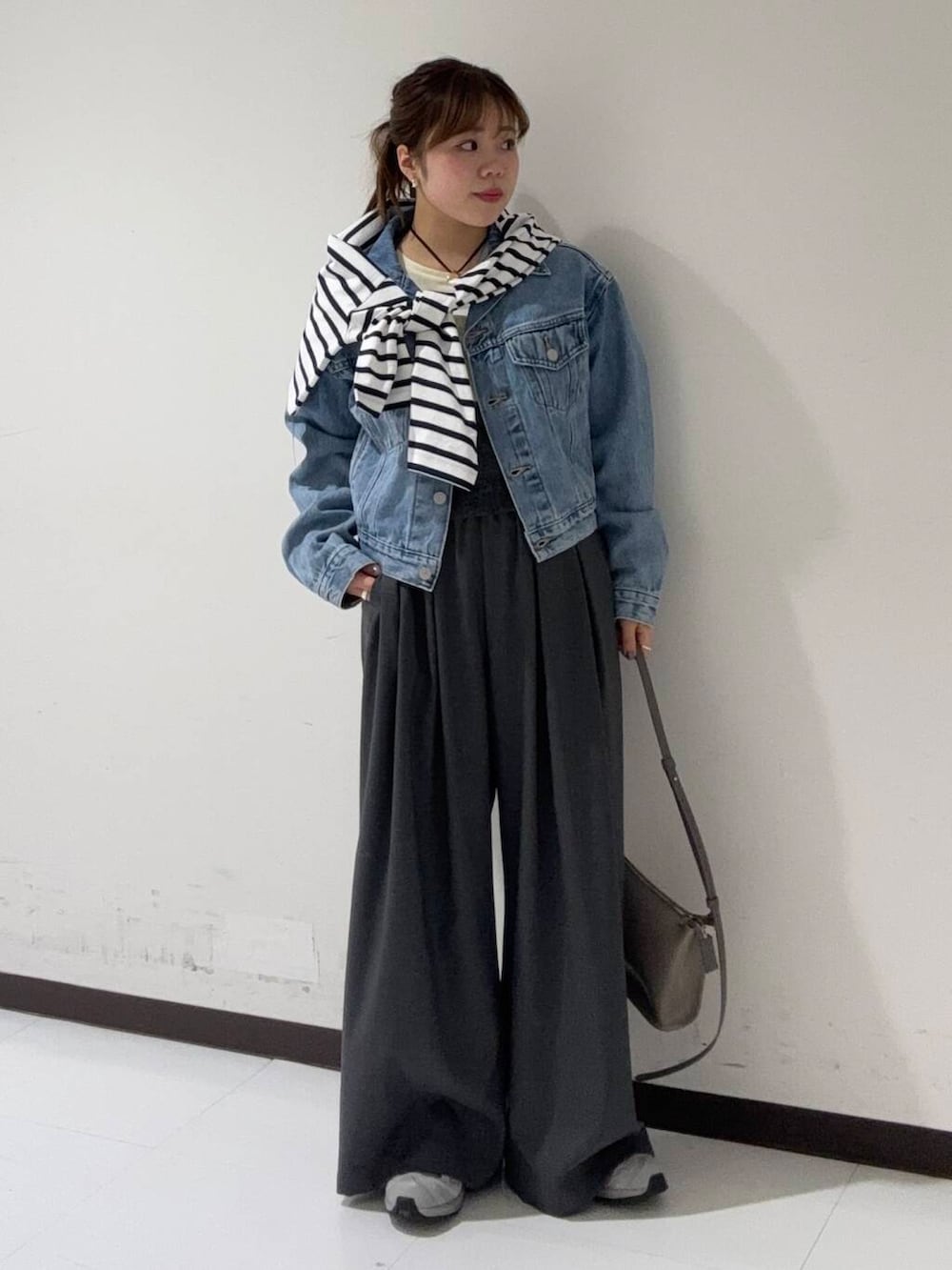 グレー系のその他パンツ、イエロー系のTシャツ/カットソー、グレー系のキャミソールを着用したレディースの冬コーディネートの2枚目の写真