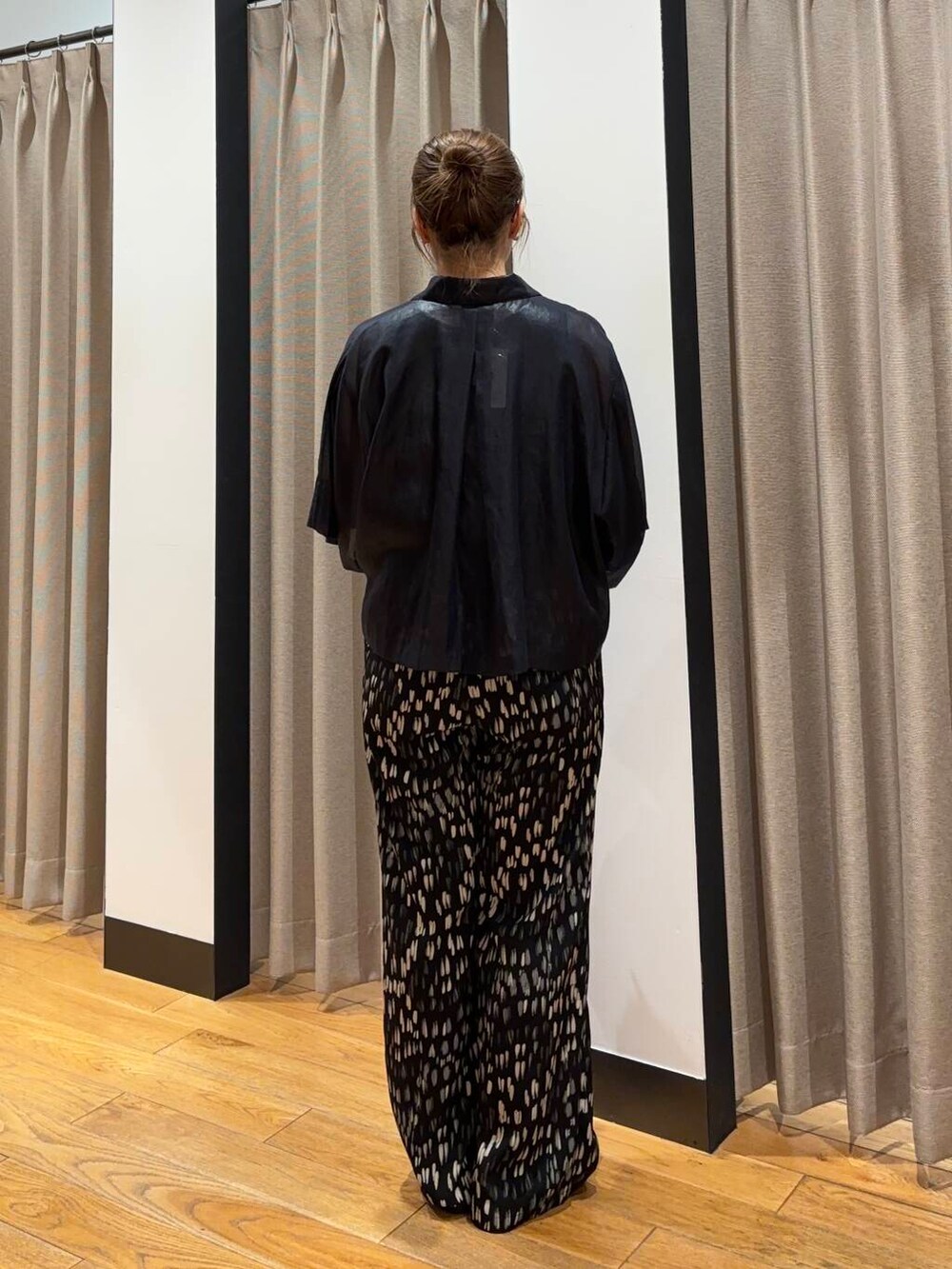 ブラック系のローファー、ブルー系のシャツ/ブラウス、ブラック系のその他パンツを着用したレディースの夏コーディネートの3枚目の写真