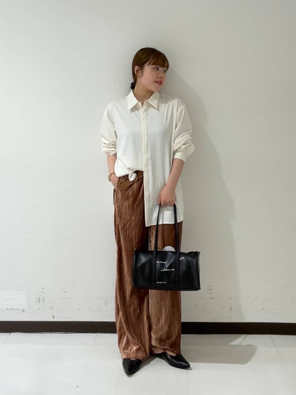 ホワイト系のシャツ/ブラウス、ピンク系のその他パンツ、ブラック系のボストンバッグを着用したレディースの夏コーディネートの2枚目の写真