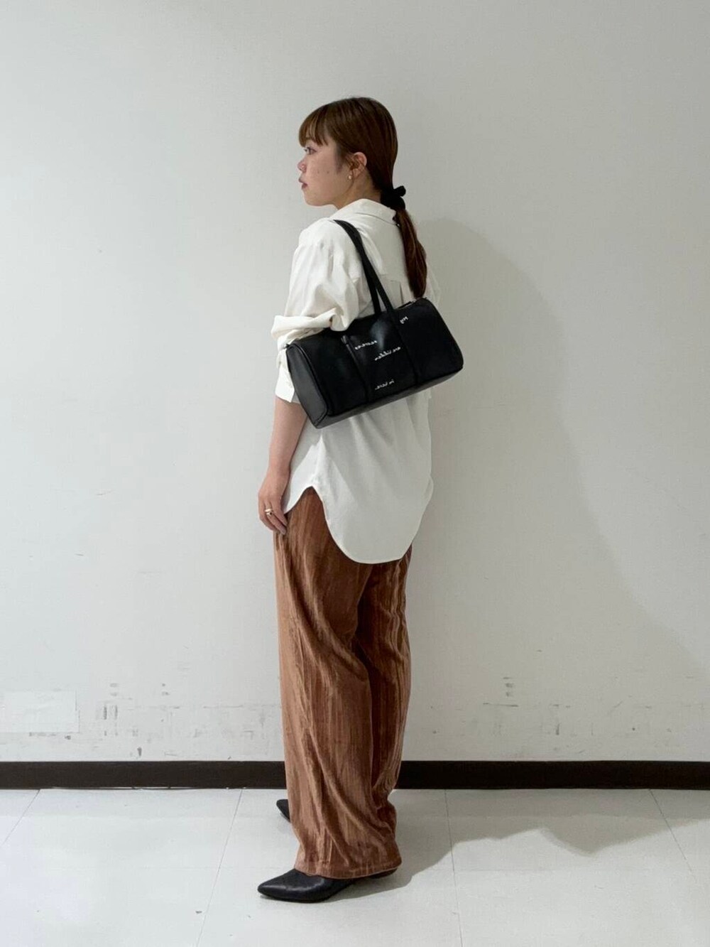 ホワイト系のシャツ/ブラウス、ピンク系のその他パンツ、ブラック系のボストンバッグを着用したレディースの夏コーディネートの3枚目の写真