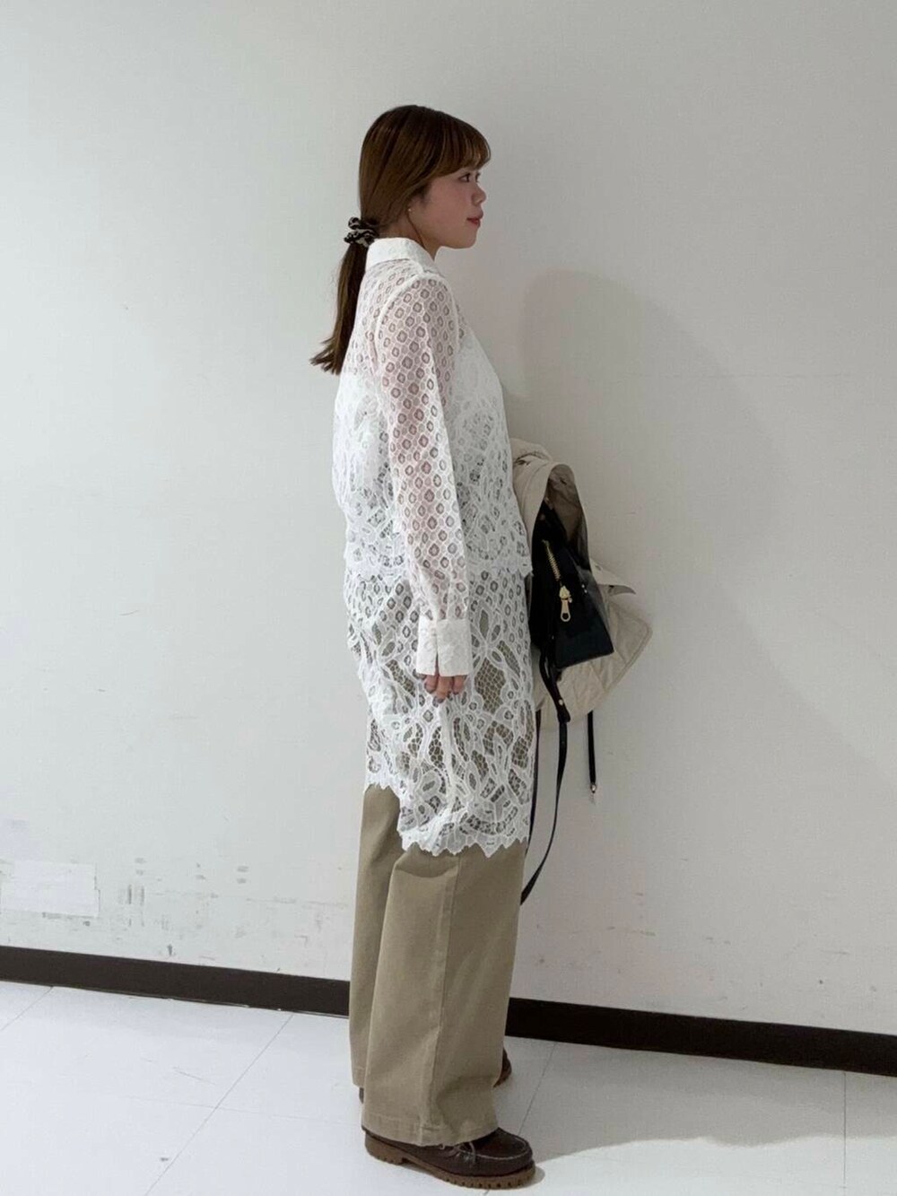 「アーバンリサーチ、カジュアル、アウター、チノパンツ、URBANRESEARCH、レイヤード、ブルゾン、レース、春服、低身長コーデ、ur、capehorn、春色コーデ、骨格ストレート、イエベ春」｜「URBAN RESEARCHのnew basic　タックワイドチノパンツ（その他パンツ、ベージュ系）」を使った、3soa17さん（レディース・152cm）の春コーディネートの3枚目の写真