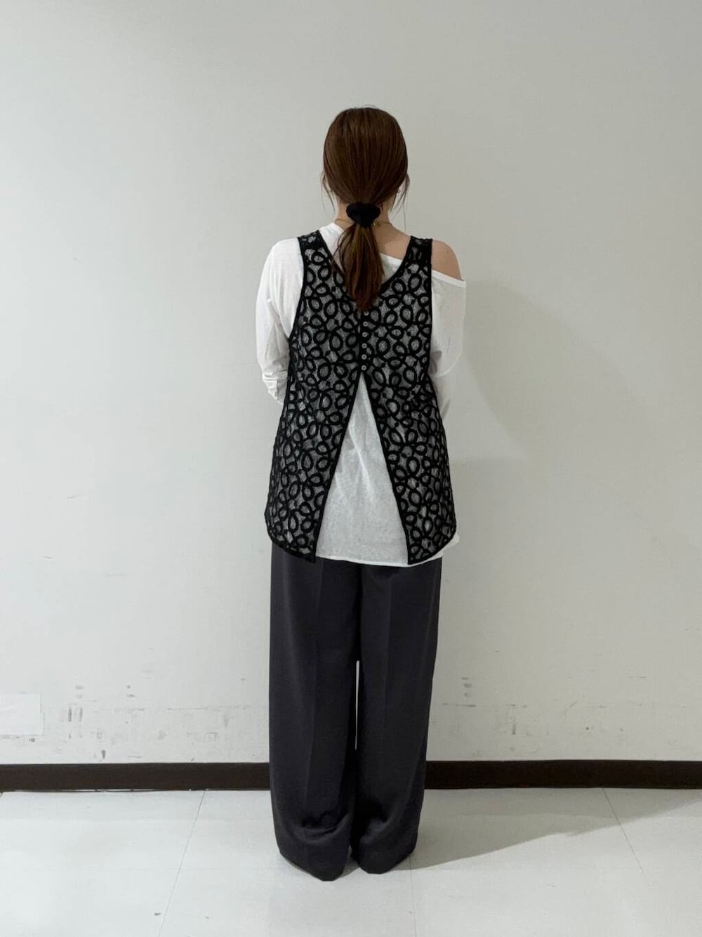グレー系のその他パンツ、ブラック系のベスト、ホワイト系のTシャツ/カットソーを着用したレディースの夏コーディネートの3枚目の写真