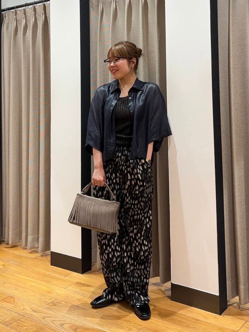 ブラック系のローファー、ブルー系のシャツ/ブラウス、ブラック系のその他パンツを着用したレディースの夏コーディネートの4枚目の写真