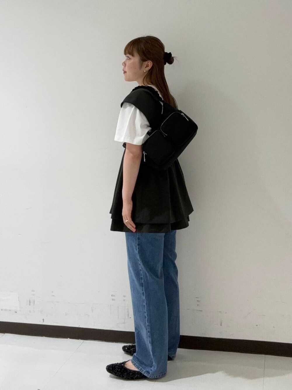 ブラック系のTシャツ/カットソー、ブラック系のその他シューズ、ブラック系のショルダーバッグを着用したレディースの夏コーディネートの2枚目の写真