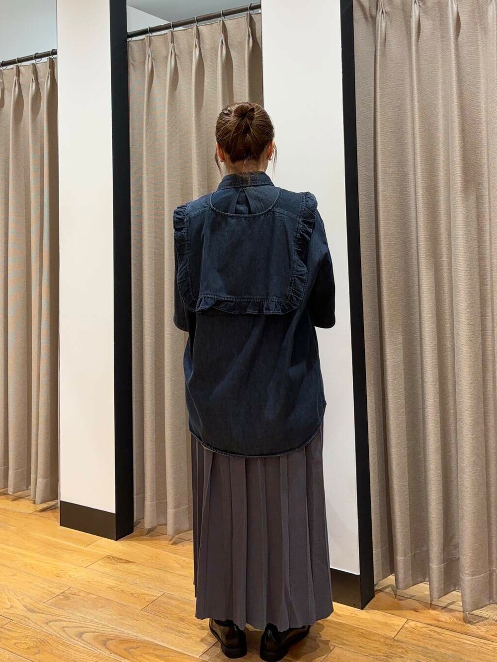 ブラック系のローファー、ブラック系のシャツ/ブラウス、グレー系のスカートを着用したレディースの夏コーディネートの3枚目の写真