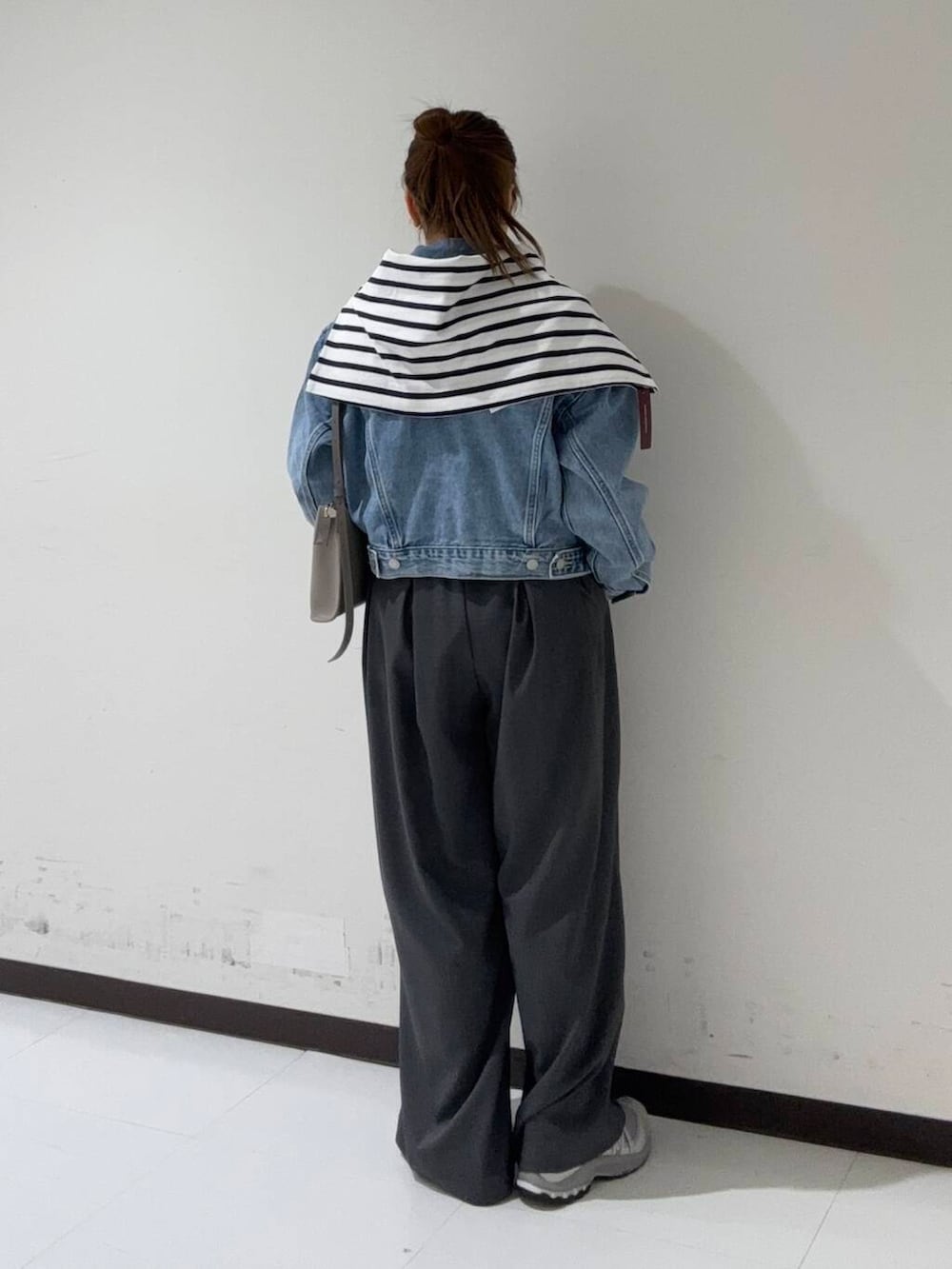 グレー系のその他パンツ、イエロー系のTシャツ/カットソー、グレー系のキャミソールを着用したレディースの冬コーディネートの4枚目の写真