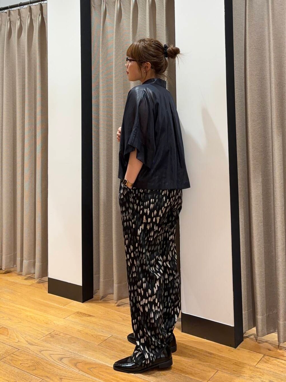 ブラック系のローファー、ブルー系のシャツ/ブラウス、ブラック系のその他パンツを着用したレディースの夏コーディネートの2枚目の写真