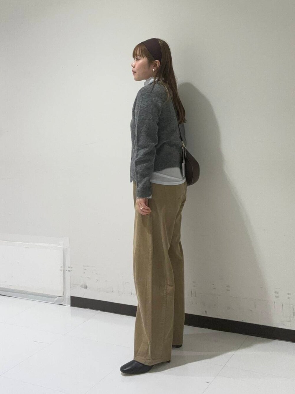 ブルー系のTシャツ/カットソー、グレー系のカーディガン/ボレロ、ベージュ系のその他パンツを着用したレディースの秋コーディネートの2枚目の写真