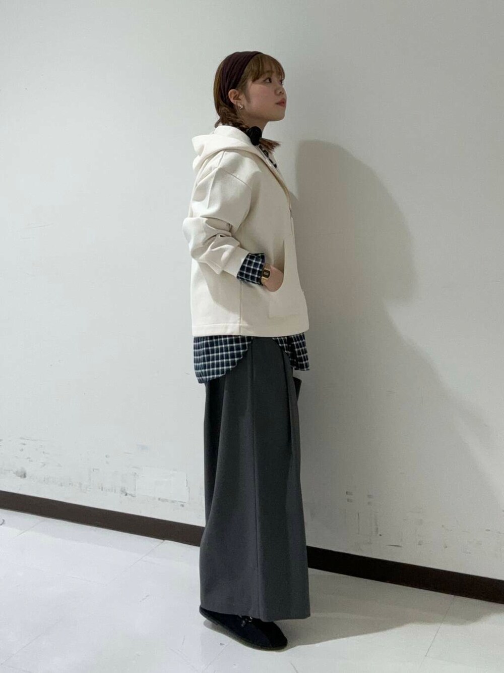 ブルー系のシャツ/ブラウス、ブラック系のトートバッグ、ホワイト系のブルゾンを着用したレディースの秋コーディネートの2枚目の写真