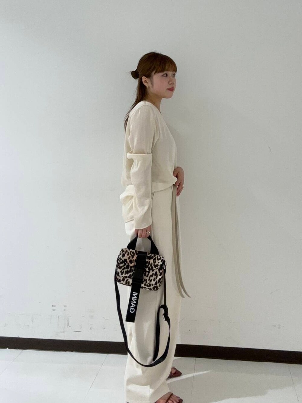 ホワイト系のシャツ/ブラウス、レッド系のサンダル、ベージュ系のその他パンツを着用したレディースの夏コーディネートの2枚目の写真