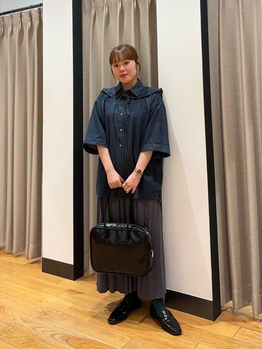 ブラック系のローファー、ブラック系のシャツ/ブラウス、グレー系のスカートを着用したレディースの夏コーディネートの4枚目の写真