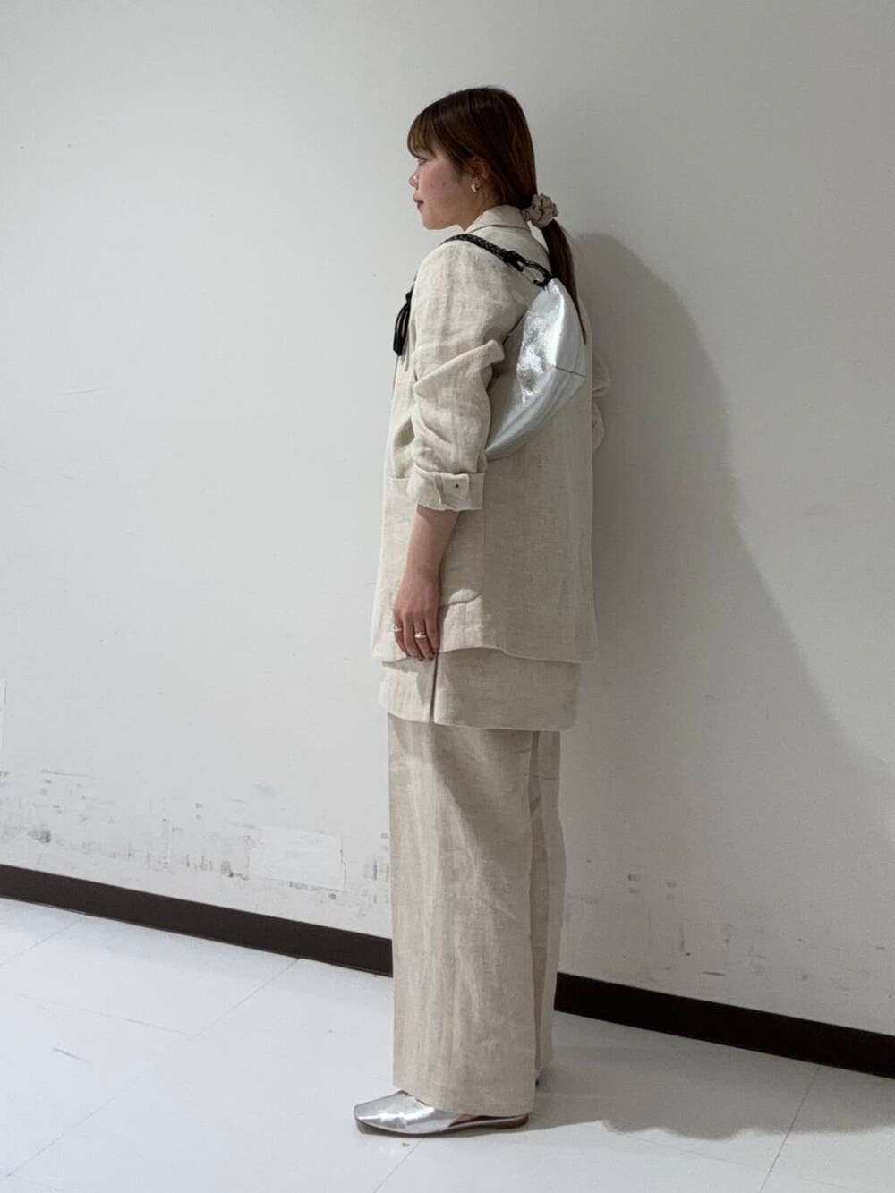 「アーバンリサーチ、ワイドパンツ、ジャケット、デートコーデ、アウター、URBANRESEARCH、レイヤード、テーラードジャケット、春服、低身長コーデ、ur、nomadis、リネンコーデ、リネンジャケット、春色コーデ」｜「URBAN RESEARCHのnew basic　リネンテーラードジャケット（テーラードジャケット、ベージュ系）」を使った、3soa17さん（レディース・152cm）の冬コーディネートの2枚目の写真