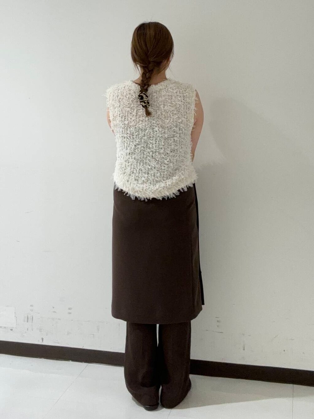 ブラウン系のその他パンツ、ブラウン系のスカート、ホワイト系のベストを着用したレディースの夏コーディネートの3枚目の写真