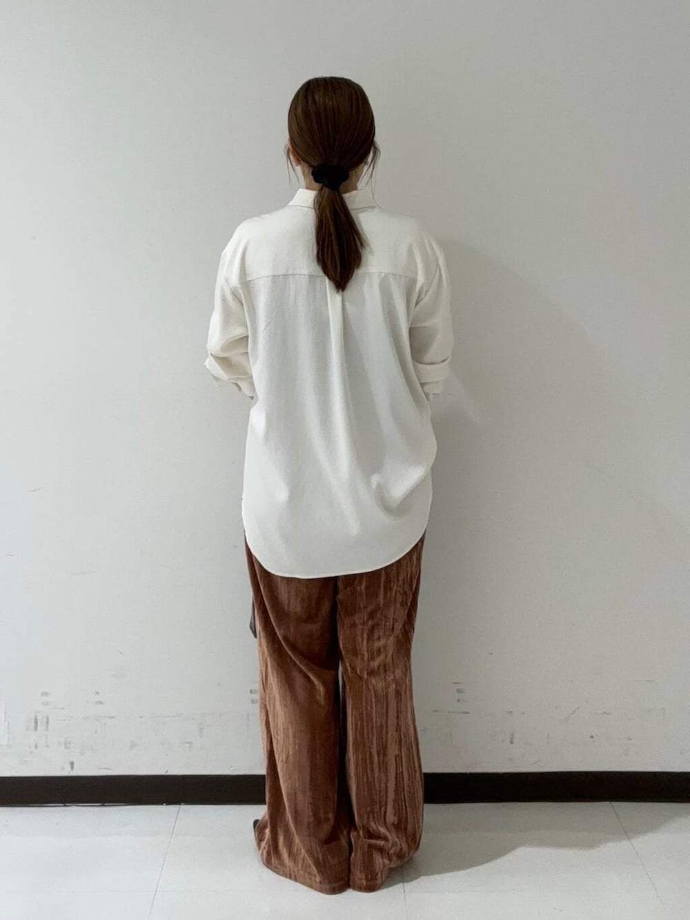 ホワイト系のシャツ/ブラウス、ピンク系のその他パンツ、ブラック系のボストンバッグを着用したレディースの夏コーディネートの4枚目の写真