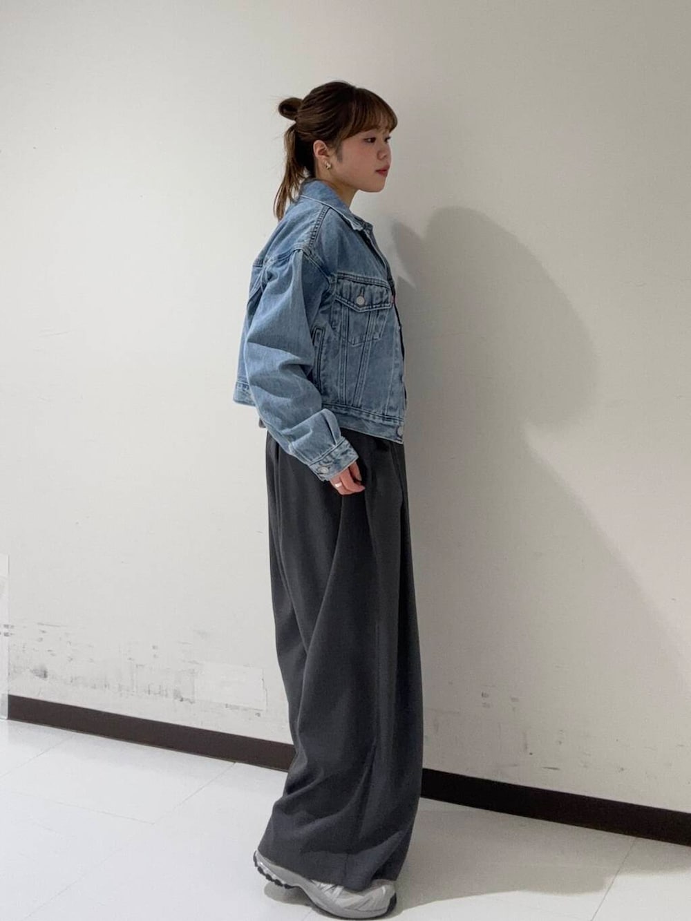 グレー系のその他パンツ、イエロー系のTシャツ/カットソー、グレー系のキャミソールを着用したレディースの冬コーディネートの3枚目の写真