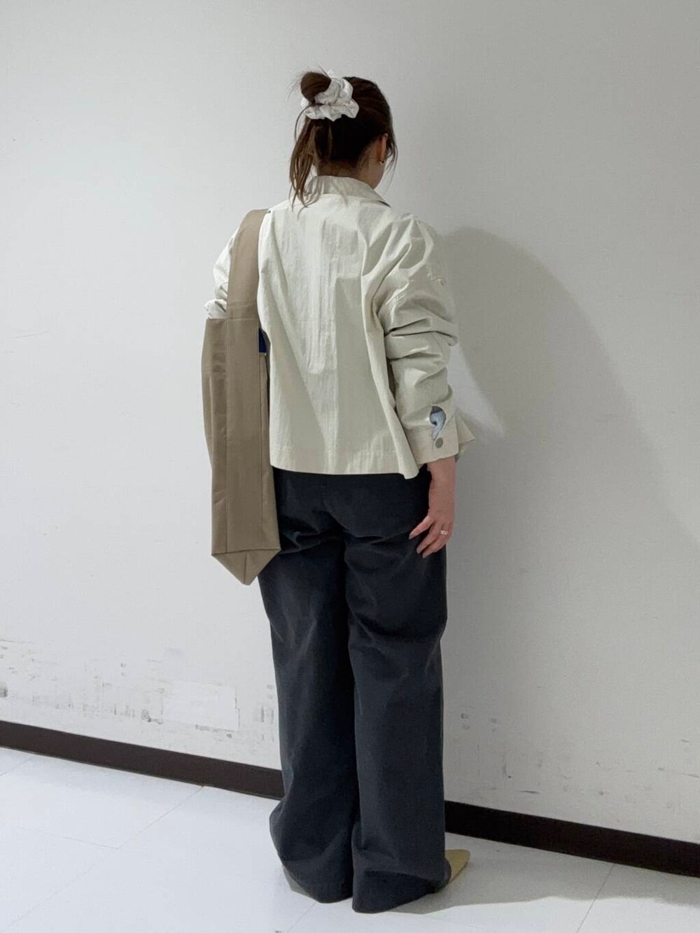 ベージュ系のパンプス、グレー系のその他パンツ、ホワイト系のブルゾンを着用したレディースの冬コーディネートの3枚目の写真