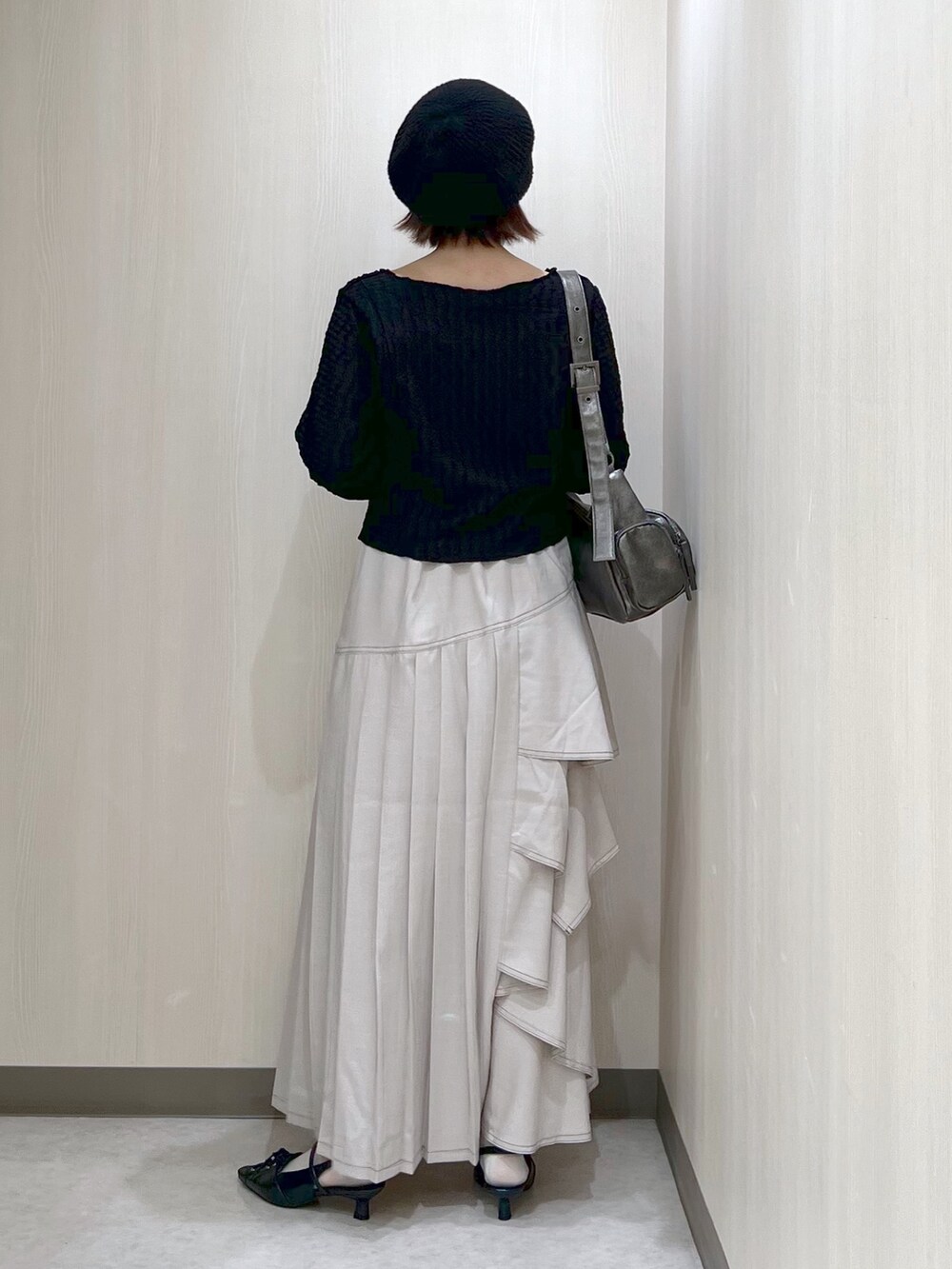 「着痩せ・細見え、モード、カジュアル、カジュアルコーデ、PAGEBOY、骨格ナチュラル、骨格ナチュラル_PAGEBOY、秋コーデ、秋服準備はじめました、秋冬コーデ、きれいめカジュアル、デート/ロマンティック、デートコーデ、カーディガン、ロングスカート」｜「PAGEBOYのティアードMIXスカート（スカート、グレー系）」を使った、Sakiさん（レディース・156cm）の秋コーディネートの7枚目の写真