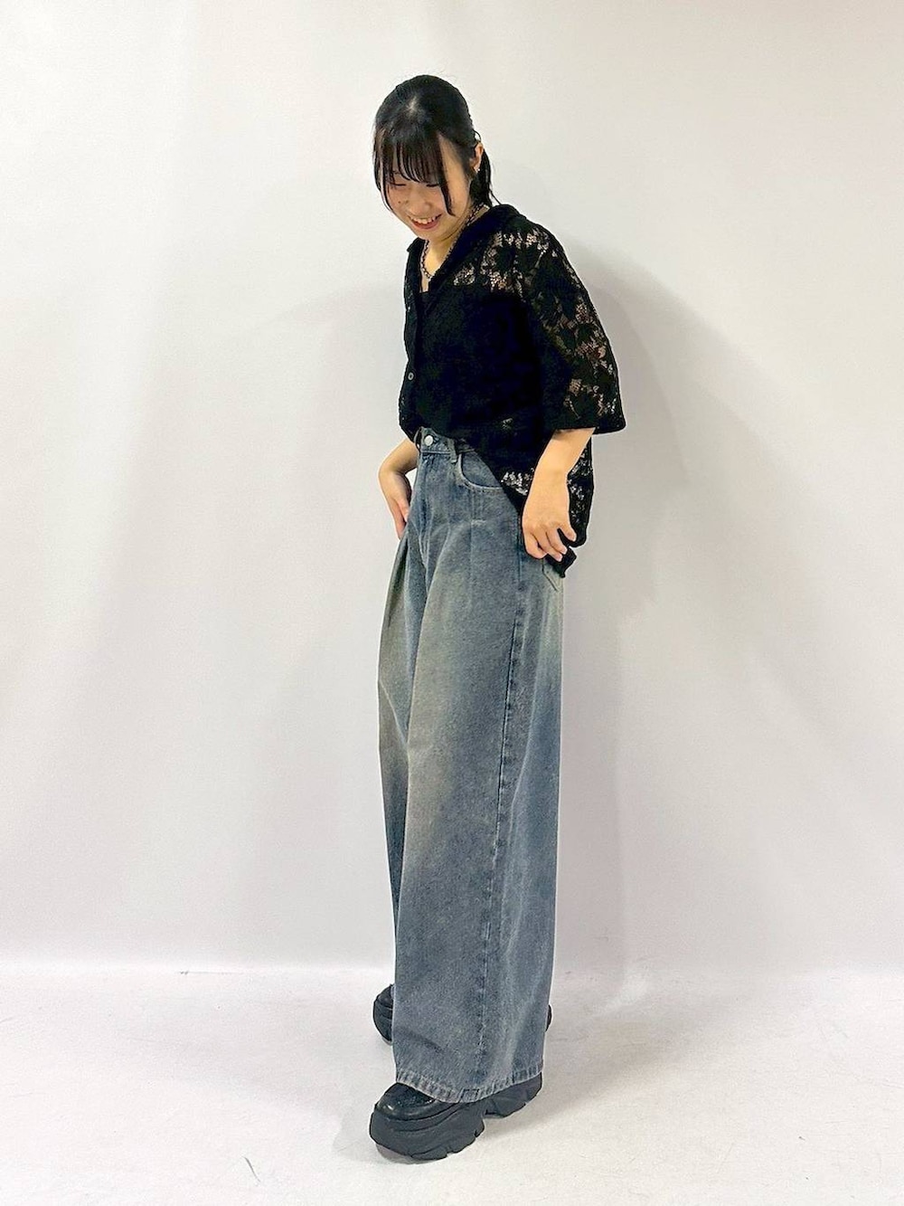 「骨格ナチュラル、ラフ、カジュアル、PAGEBOY、骨格ナチュラル_PAGEBOY、シャツ、シャツスタイル、着痩せ・細見え、メンズライク、オーバーサイズ、夏コーデ、デニムパンツ、ワイドパンツ、スニーカー、ネックレス」｜「PAGEBOYのプラットチャンキースニーカー（スニーカー、ブラック系）」を使った、Sakiさん（レディース・156cm）の夏コーディネートの3枚目の写真