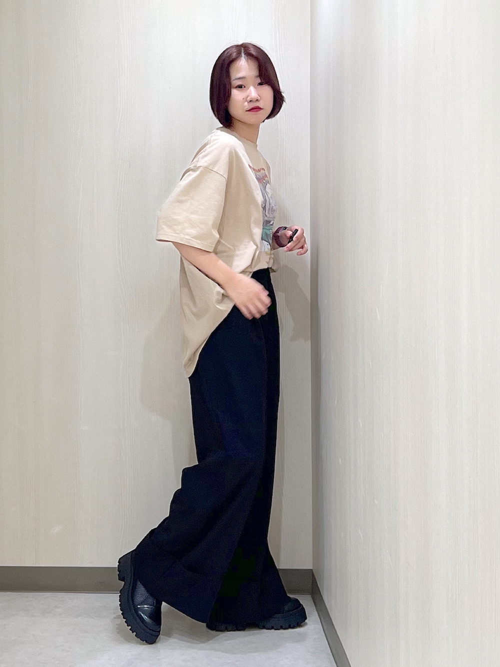 「カジュアル、きれいめカジュアル、大人カジュアル、Tシャツ、ワイドパンツ、ストレートパンツ、ロールアップ、スラックス、ブーツサンダル、ゆったりコーデ、差し色、ベーシック/シンプル」｜「PAGEBOYのピケロールアップワイドパンツ（その他パンツ、ブラック系）」を使った、Sakiさん（レディース・156cm）の夏コーディネートの2枚目の写真