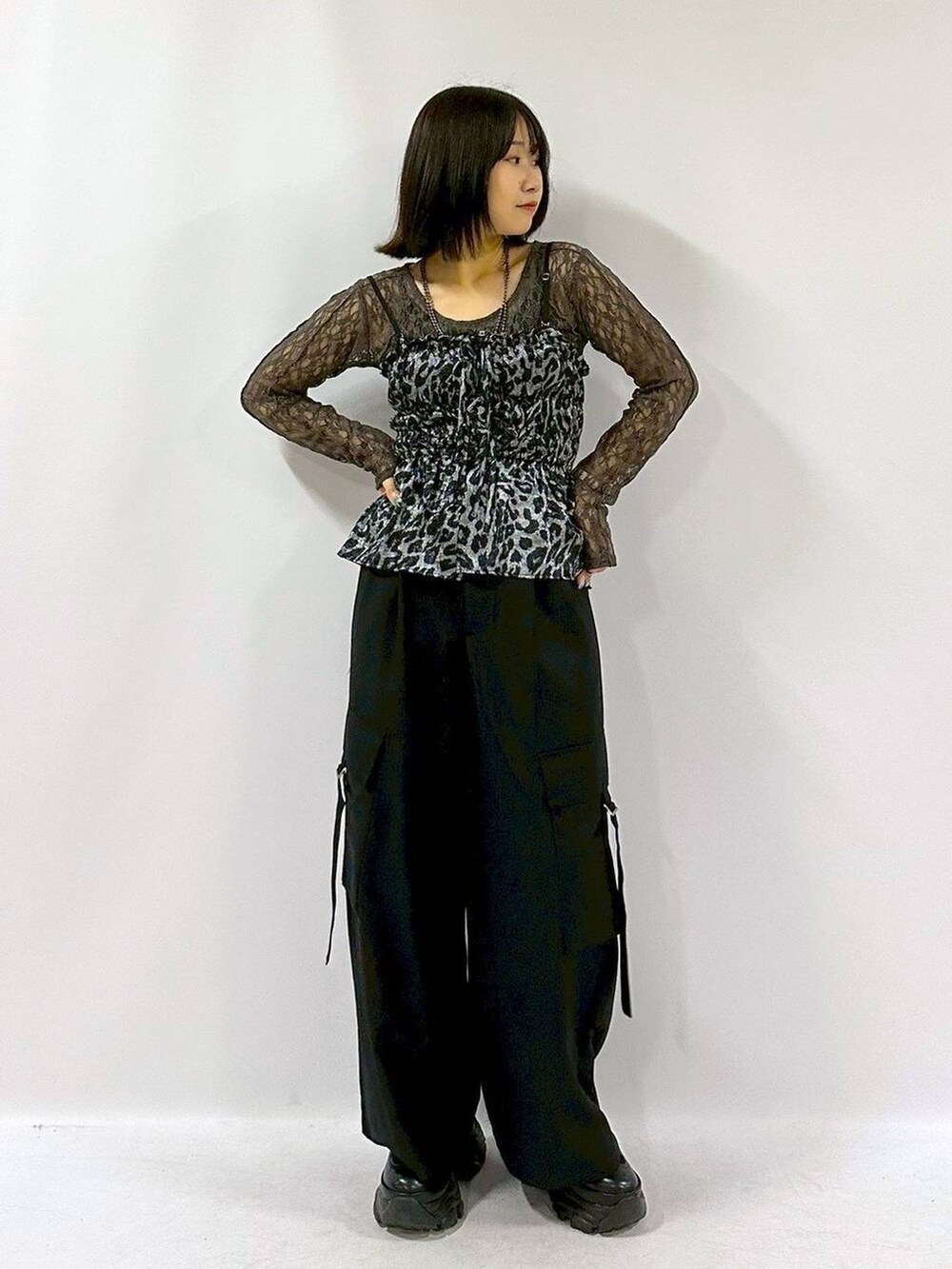 ブラック系のブーツ、その他のキャミソール、グレー系のTシャツ/カットソーを着用したレディースの秋コーディネートの3枚目の写真