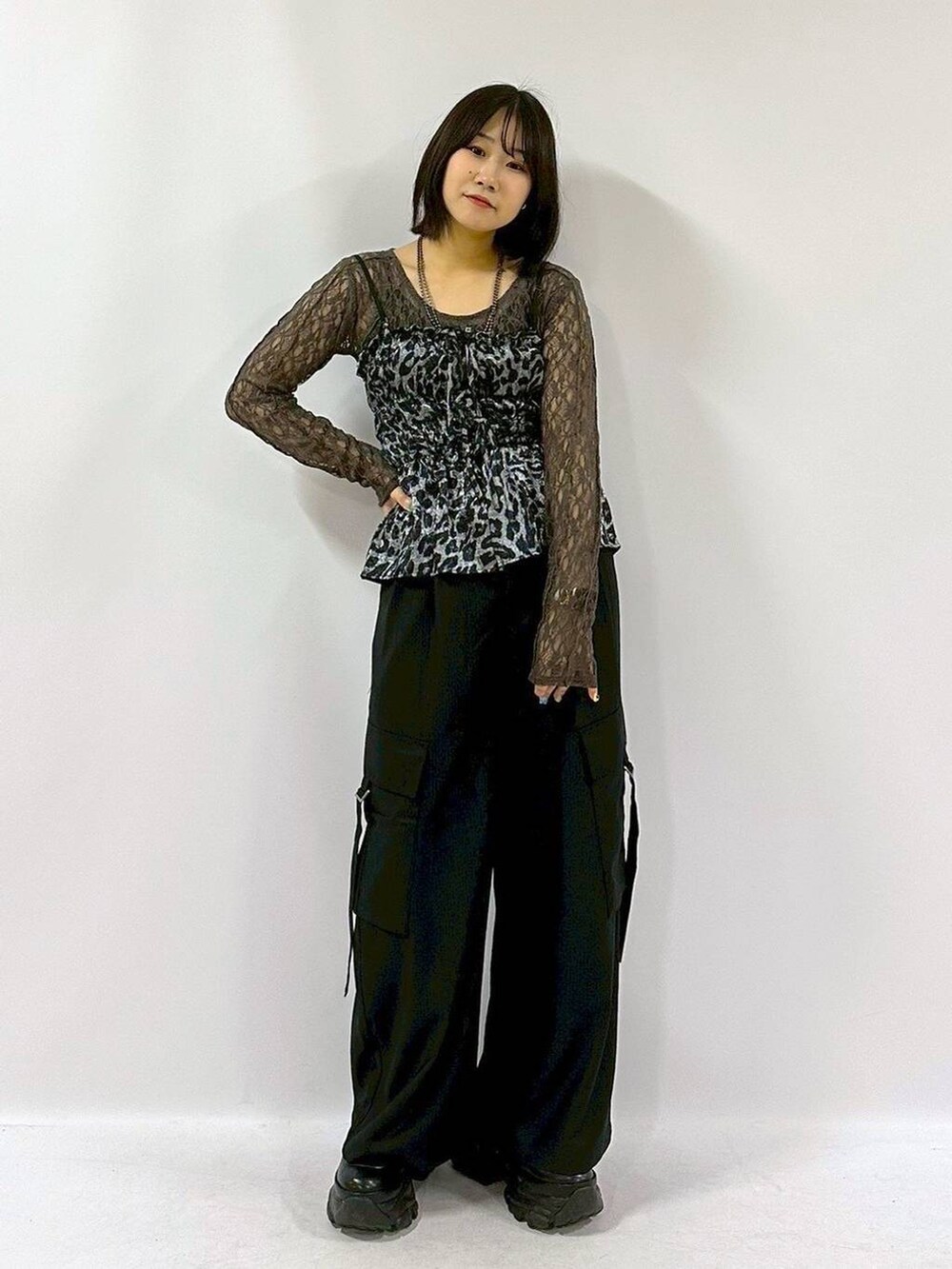 ブラック系のブーツ、その他のキャミソール、グレー系のTシャツ/カットソーを着用したレディースの秋コーディネートの5枚目の写真