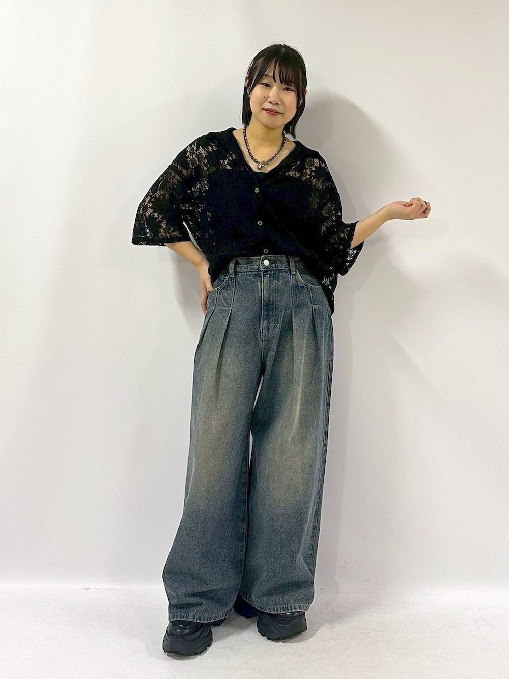 「骨格ナチュラル、ラフ、カジュアル、PAGEBOY、骨格ナチュラル_PAGEBOY、シャツ、シャツスタイル、着痩せ・細見え、メンズライク、オーバーサイズ、夏コーデ、デニムパンツ、ワイドパンツ、スニーカー、ネックレス」｜「PAGEBOYのプラットチャンキースニーカー（スニーカー、ブラック系）」を使った、Sakiさん（レディース・156cm）の夏コーディネートの4枚目の写真