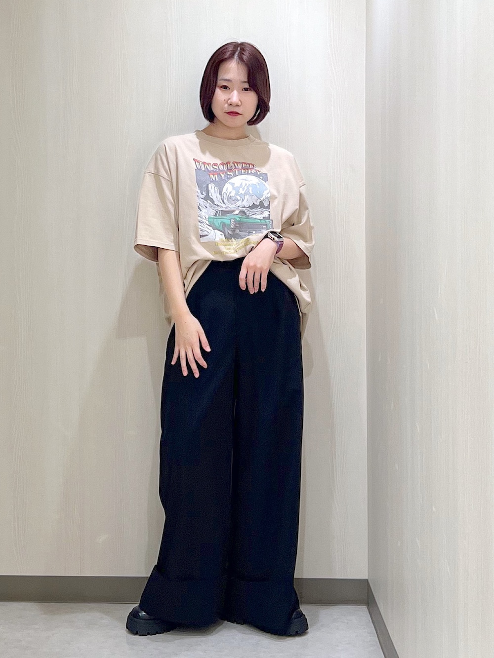 「カジュアル、きれいめカジュアル、大人カジュアル、Tシャツ、ワイドパンツ、ストレートパンツ、ロールアップ、スラックス、ブーツサンダル、ゆったりコーデ、差し色、ベーシック/シンプル」｜「PAGEBOYのピケロールアップワイドパンツ（その他パンツ、ブラック系）」を使った、Sakiさん（レディース・156cm）の夏コーディネートの4枚目の写真