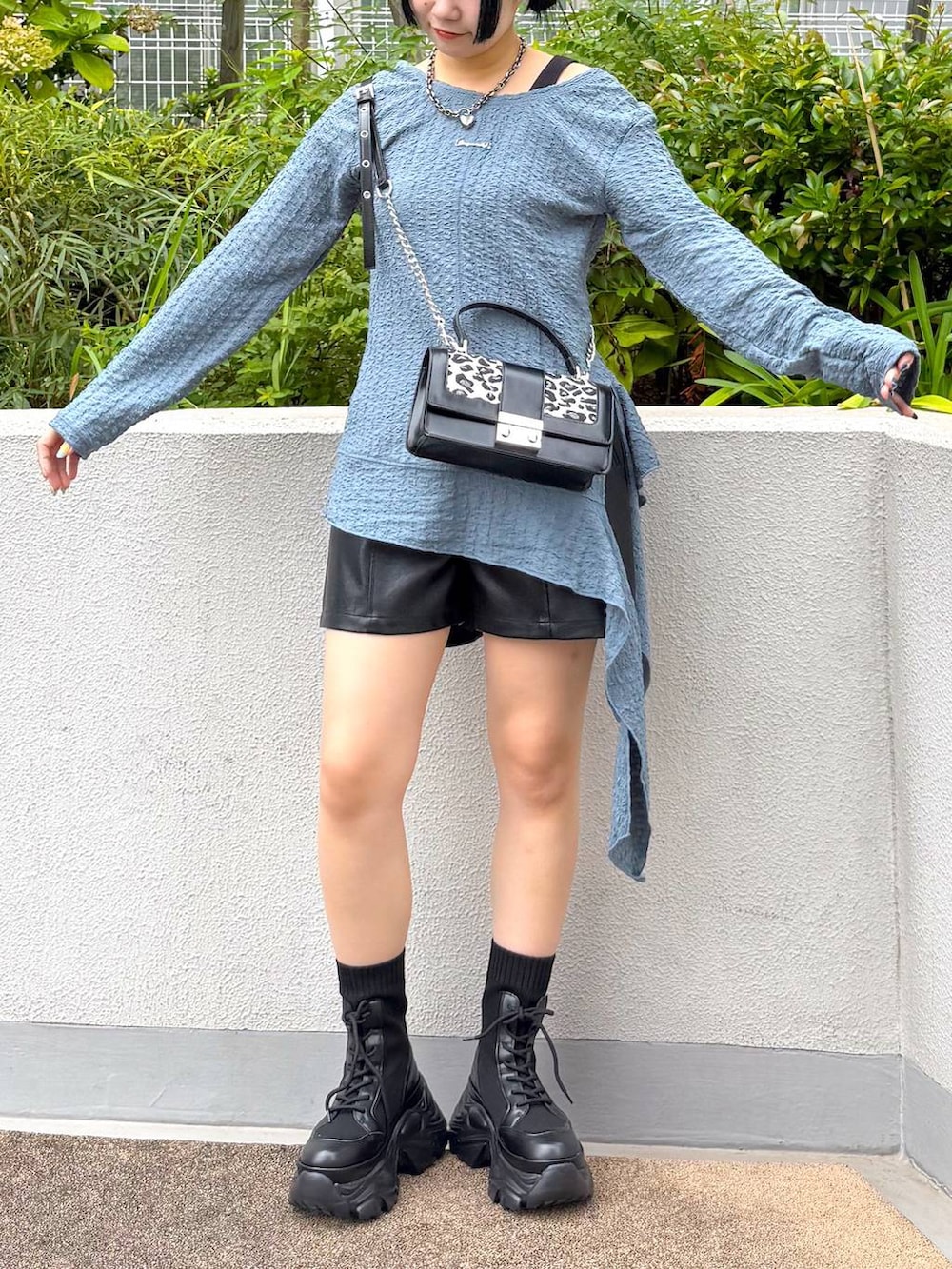 ブラック系のブーツ、その他のハンドバッグ、ブルー系のTシャツ/カットソーを着用したレディースの秋コーディネートの6枚目の写真