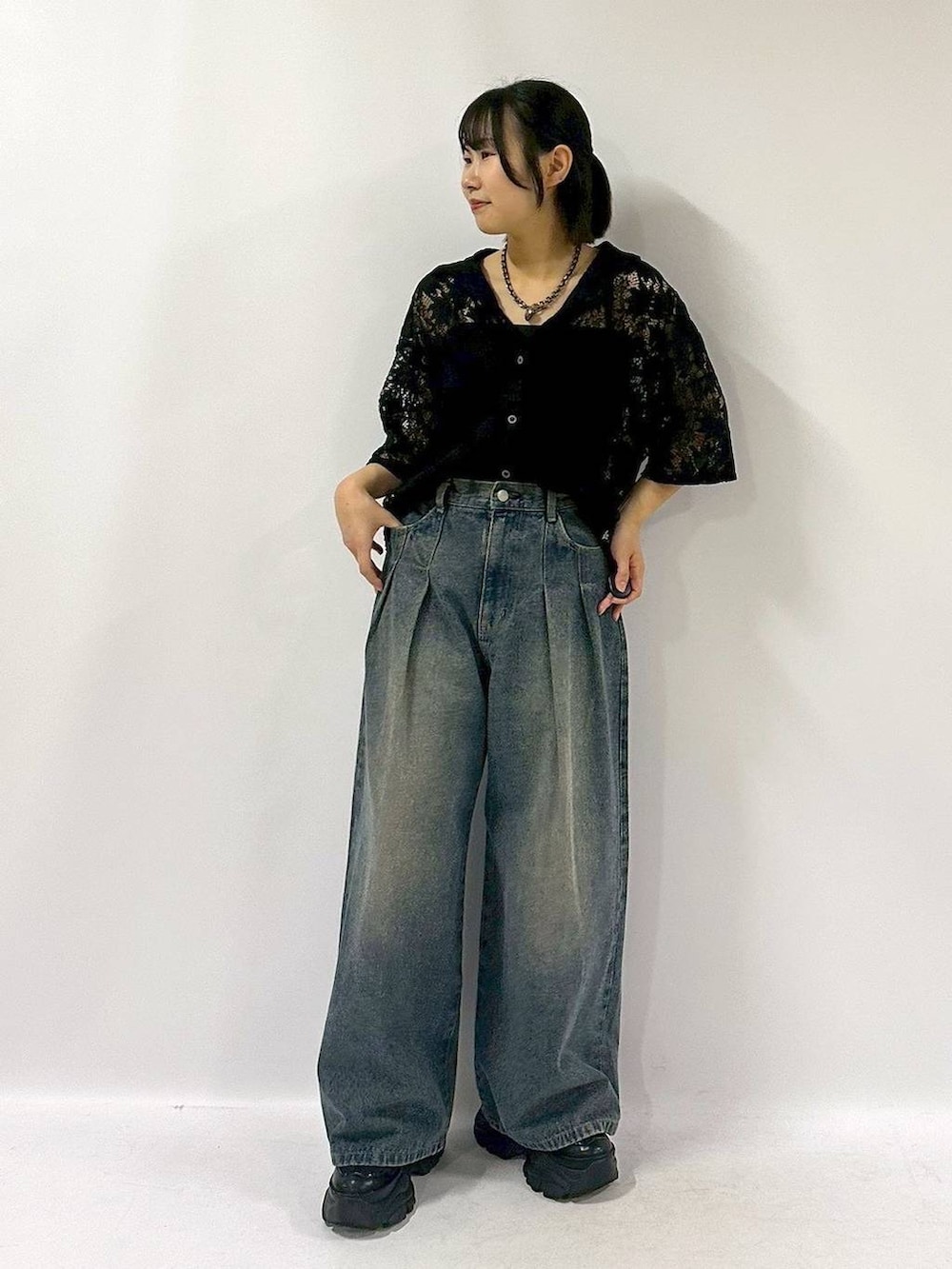 「骨格ナチュラル、ラフ、カジュアル、PAGEBOY、骨格ナチュラル_PAGEBOY、シャツ、シャツスタイル、着痩せ・細見え、メンズライク、オーバーサイズ、夏コーデ、デニムパンツ、ワイドパンツ、スニーカー、ネックレス」｜「PAGEBOYのプラットチャンキースニーカー（スニーカー、ブラック系）」を使った、Sakiさん（レディース・156cm）の夏コーディネートの5枚目の写真
