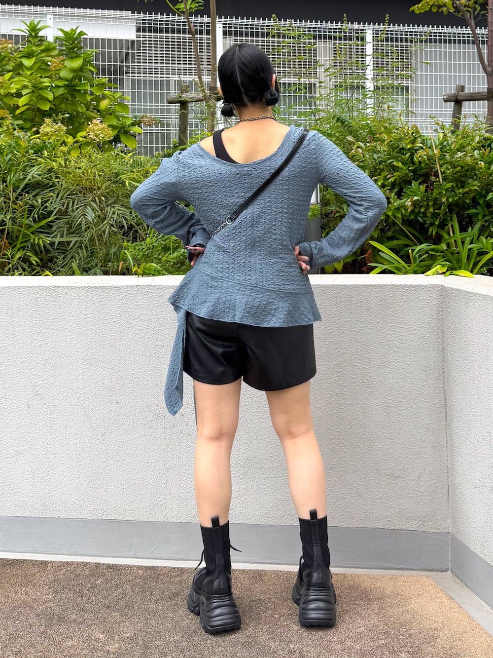 ブラック系のブーツ、その他のハンドバッグ、ブルー系のTシャツ/カットソーを着用したレディースの秋コーディネートの3枚目の写真