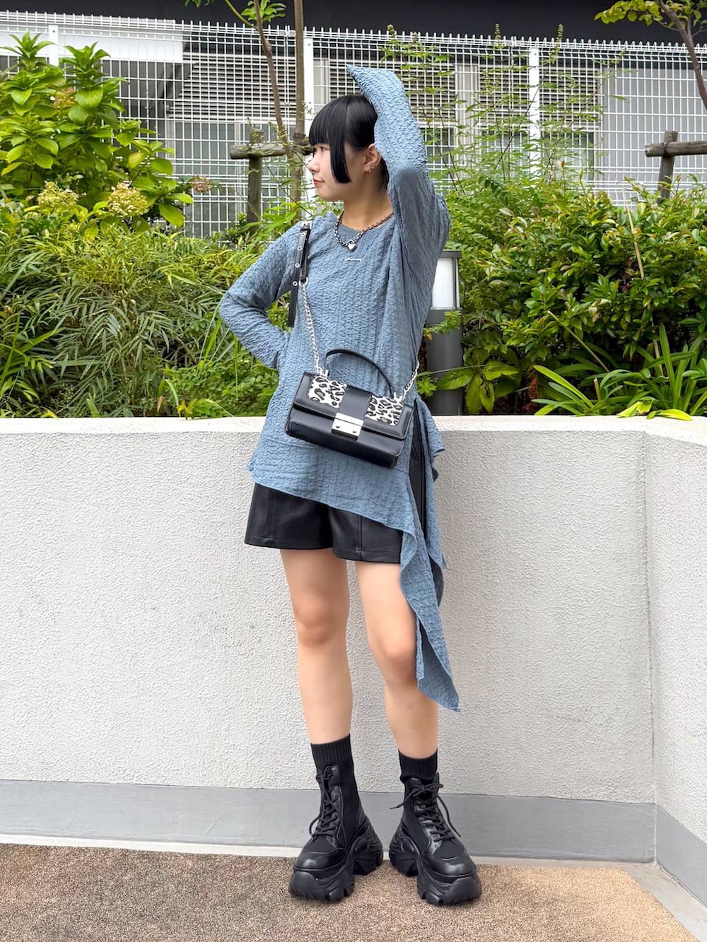 ブラック系のブーツ、その他のハンドバッグ、ブルー系のTシャツ/カットソーを着用したレディースの秋コーディネートの7枚目の写真