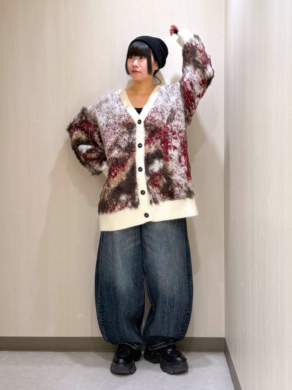 ブラック系のブーツ、ホワイト系のカーディガン/ボレロ、ブルー系のデニムパンツを着用したレディースの秋コーディネートの7枚目の写真