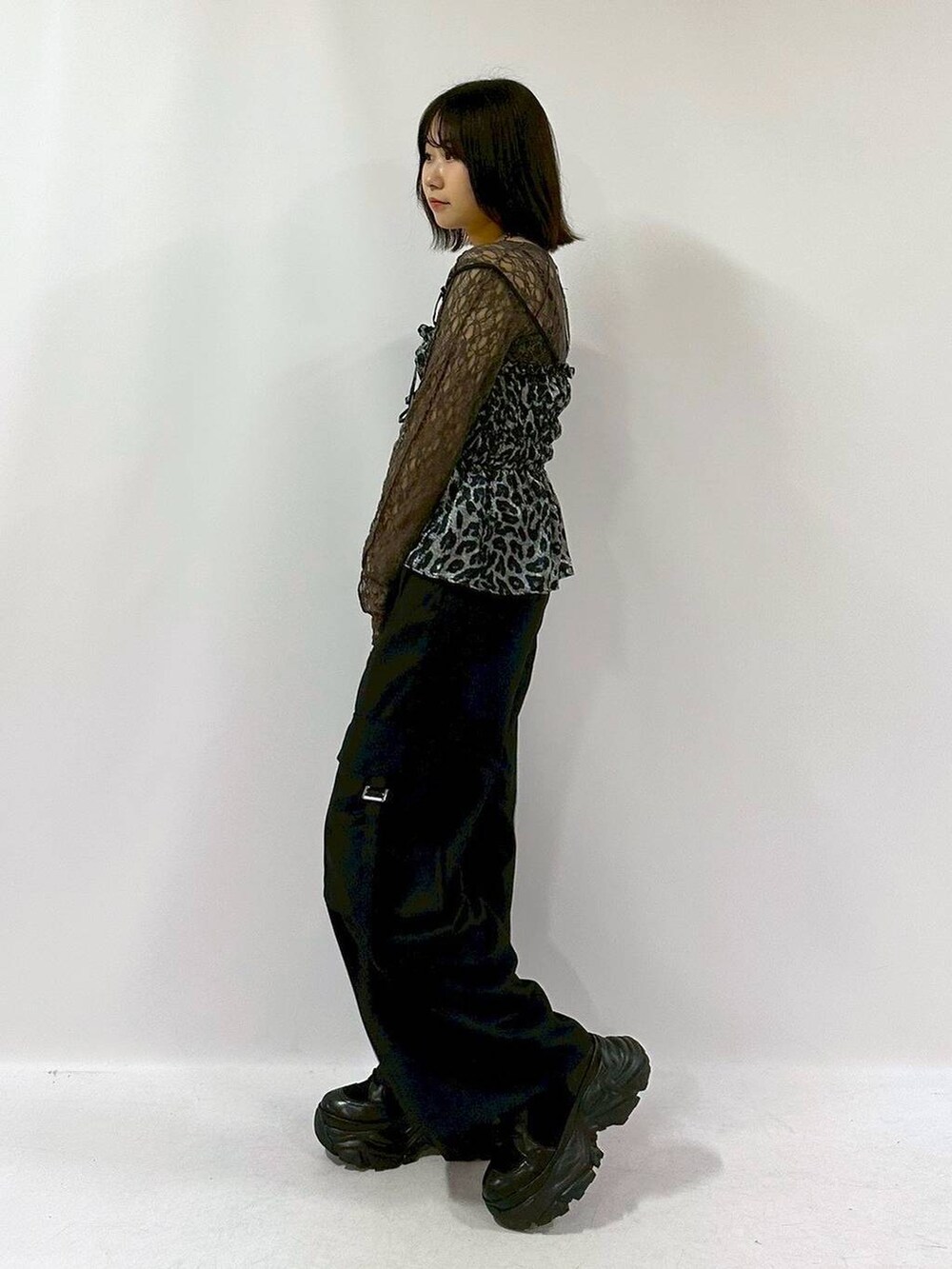 ブラック系のブーツ、その他のキャミソール、グレー系のTシャツ/カットソーを着用したレディースの秋コーディネートの4枚目の写真