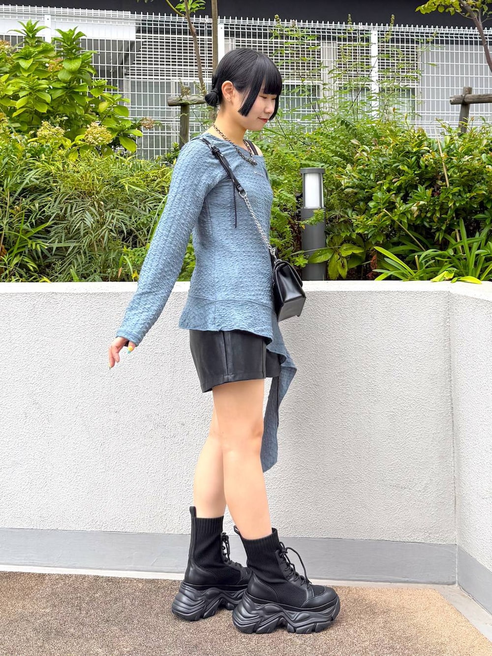 ブラック系のブーツ、その他のハンドバッグ、ブルー系のTシャツ/カットソーを着用したレディースの秋コーディネートの5枚目の写真