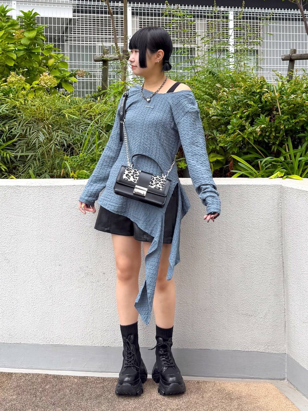 ブラック系のブーツ、その他のハンドバッグ、ブルー系のTシャツ/カットソーを着用したレディースの秋コーディネートの9枚目の写真