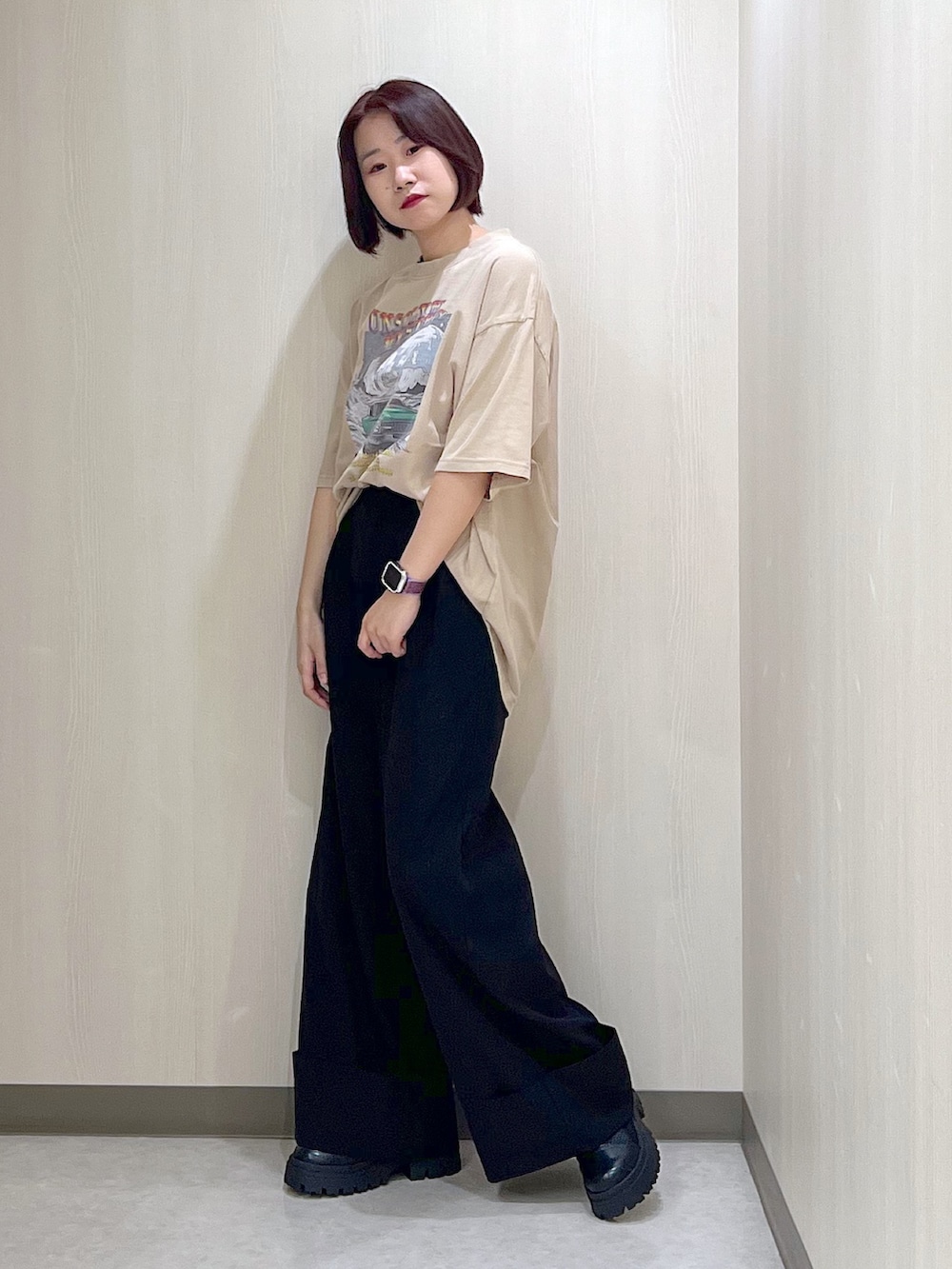 「カジュアル、きれいめカジュアル、大人カジュアル、Tシャツ、ワイドパンツ、ストレートパンツ、ロールアップ、スラックス、ブーツサンダル、ゆったりコーデ、差し色、ベーシック/シンプル」｜「PAGEBOYのピケロールアップワイドパンツ（その他パンツ、ブラック系）」を使った、Sakiさん（レディース・156cm）の夏コーディネートの3枚目の写真