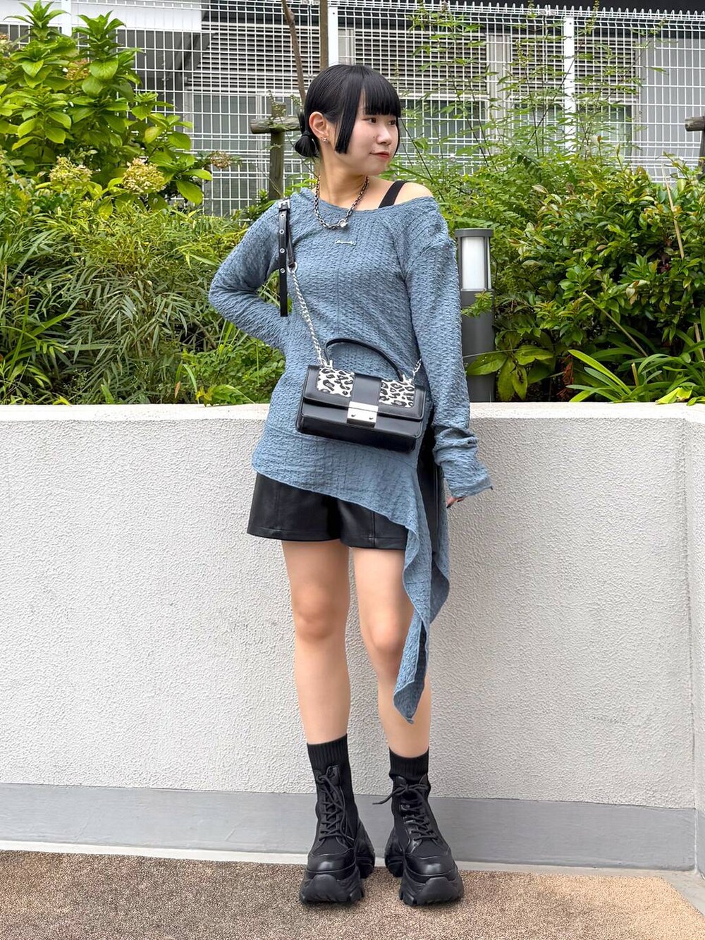 ブラック系のブーツ、その他のハンドバッグ、ブルー系のTシャツ/カットソーを着用したレディースの秋コーディネートの8枚目の写真