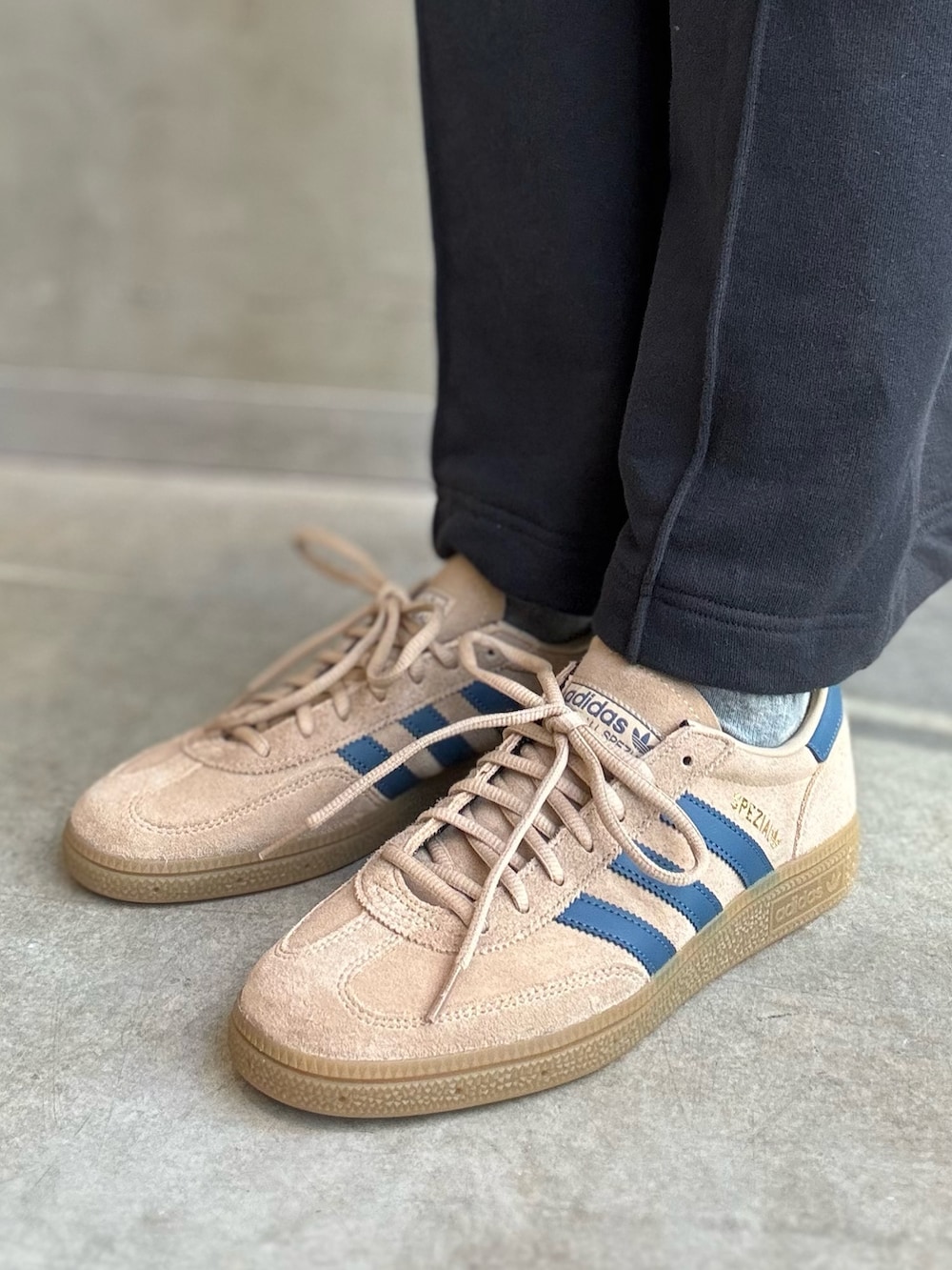 ベージュ系のジャージ、ベージュ系のスニーカー、ベージュ系のキャップを着用したレディースの冬コーディネートの6枚目の写真