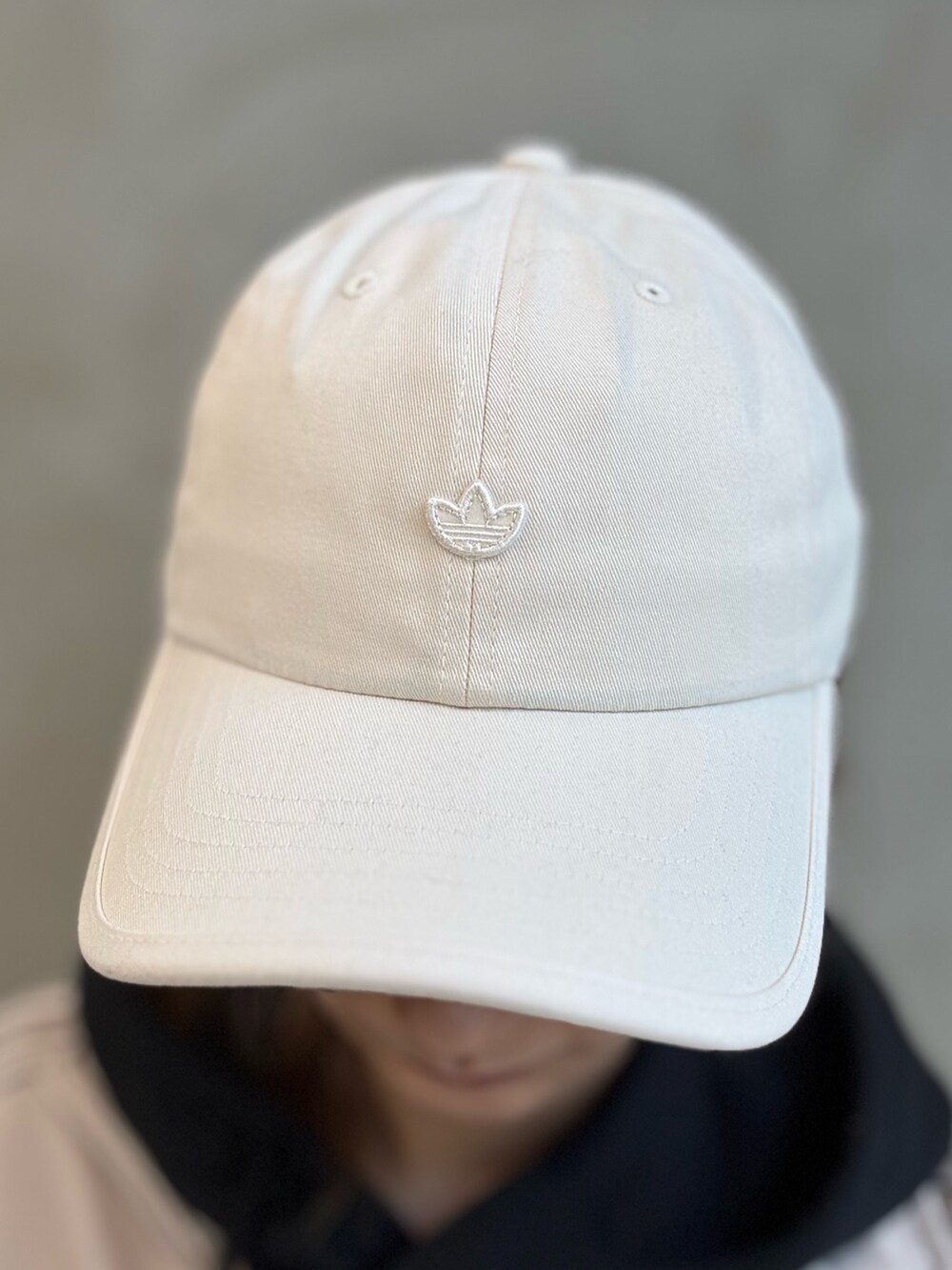 ベージュ系のジャージ、ベージュ系のスニーカー、ベージュ系のキャップを着用したレディースの冬コーディネートの3枚目の写真