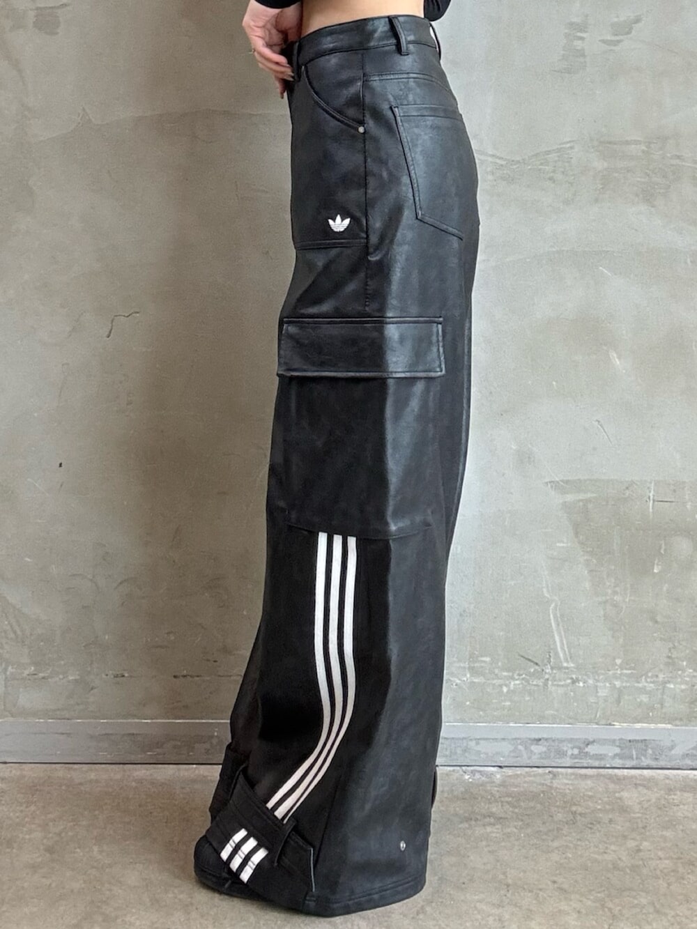 「adidas、adidas originals、アディダス、アディダスオリジナルス、スニーカー、スーパースター、レザーパンツ、オフショルダー、ハンドバック、アディレニウム」｜「adidasのORIBBON 2 / リボン シューレース シューアクセサリー シューズチャーム / アディダスオリジナルス adidas Originals（シューズアクセサリー、ブラック系）」を使った、AGさん（レディース・174cm）の春コーディネートの5枚目の写真