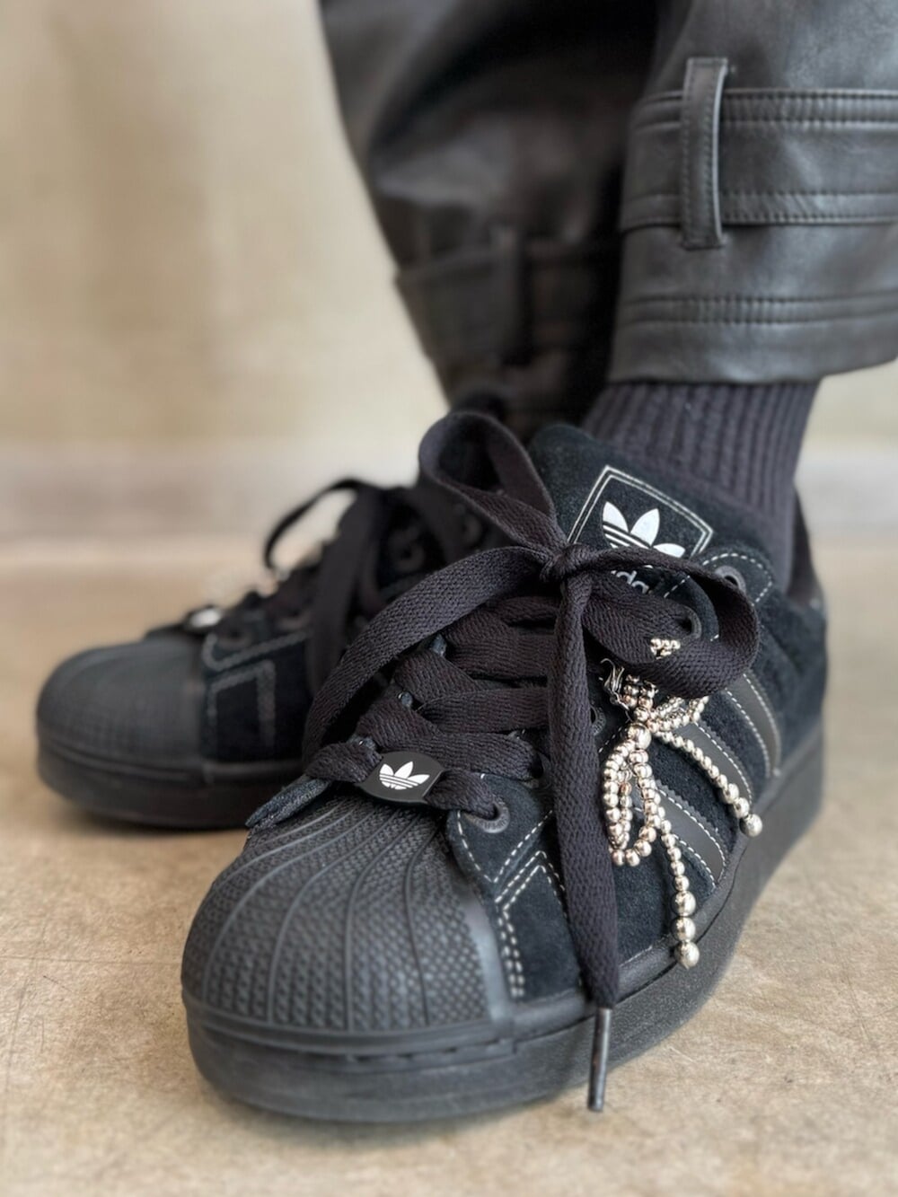 「adidas、adidas originals、アディダス、アディダスオリジナルス、スニーカー、スーパースター、レザーパンツ、オフショルダー、ハンドバック、アディレニウム」｜「adidasのORIBBON 2 / リボン シューレース シューアクセサリー シューズチャーム / アディダスオリジナルス adidas Originals（シューズアクセサリー、ブラック系）」を使った、AGさん（レディース・174cm）の春コーディネートの6枚目の写真